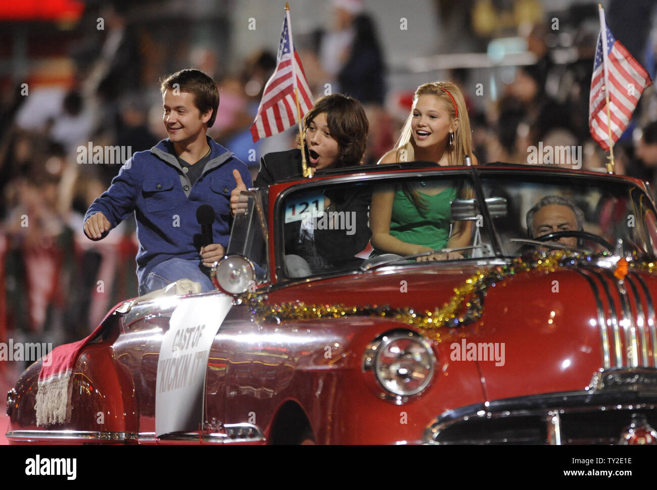 Acteurs de 'Kickin It' , Jason Earles, Leo Howard et Olivia Holt, rouler dans le 80e congrès annuel Hollywood Parade de Noël dans la section Hollywood de Los Angeles le 27 novembre 2011. UPI/ Phil McCarten Banque D'Images