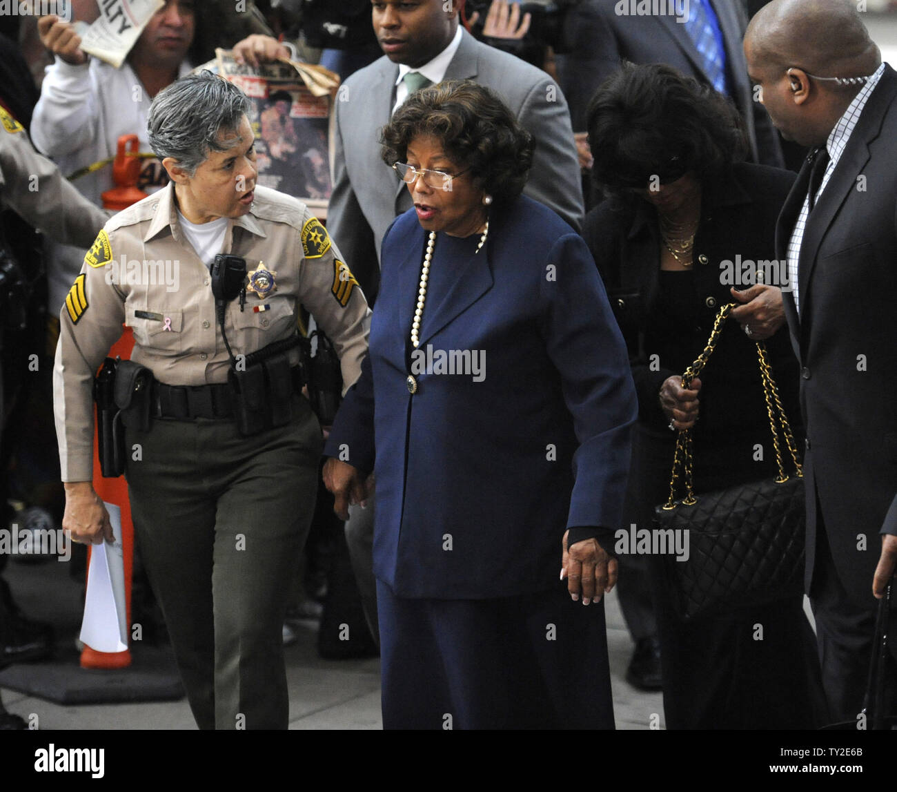 Katherine Jackson arrive au palais pour le Dr Conrad Murray a de la peine à Los Angeles le 29 novembre 2011. Murray a été reconnu coupable d'homicide involontaire dans la mort de Michael Jackson. UPI/Phil McCarten Banque D'Images