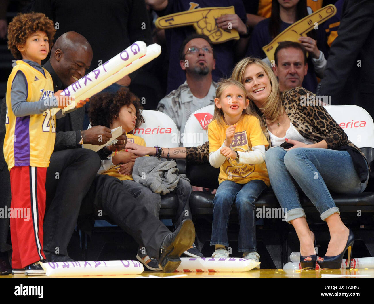 Le chanteur britannique Seal et sa femme, modèle allemand Heidi Klum siéger courtside avec leurs enfants Henry, Johan et Lani (L-R) en tant qu'ils assistent à un Los Angeles Lakers NBA' match au Staples Center de Los Angeles le 7 janvier 2011. Klum et Seal apparaître dirigée pour le divorce, des sources ont affirmé à TMZ.com, citant des différences irréconciliables. Le site Web de célébrité divorce serait déposée à Los Angeles dès la semaine prochaine. People Magazine a déclaré qu'il n'y a pas eu de commentaire de la rep du couple. Jim/UPI/photo fichier Ruymen Banque D'Images