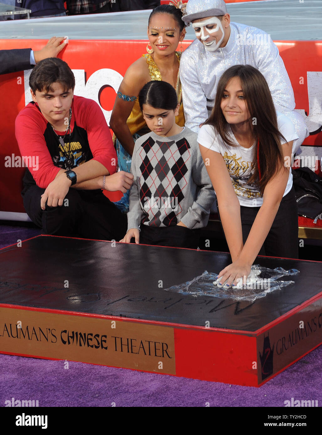 Prince, Blanket et Paris (L-R) les enfants de feu Michael Jackson pop star  de participer à une cérémonie empreinte de main et au Grauman's Chinese  Theatre dans la section Hollywood de Los