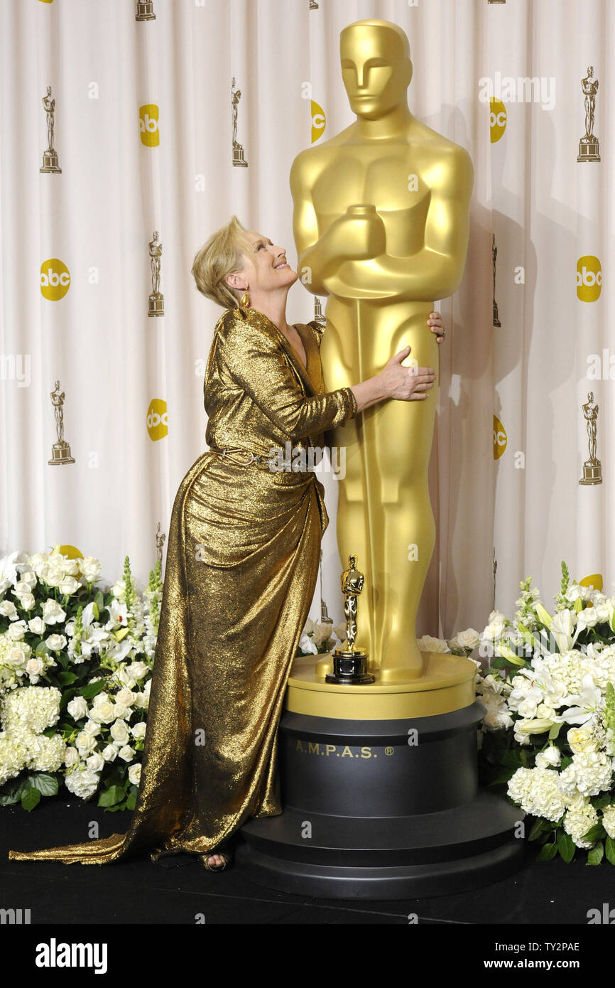 Meryl Streep hugs une statue après avoir remporté l'Oscar de la meilleure actrice pour son rôle dans "backstage" au cours de la 84e Academy Awards dans la section Hollywood de Los Angeles le 26 février 2012. UPI/Phil McCarten Banque D'Images