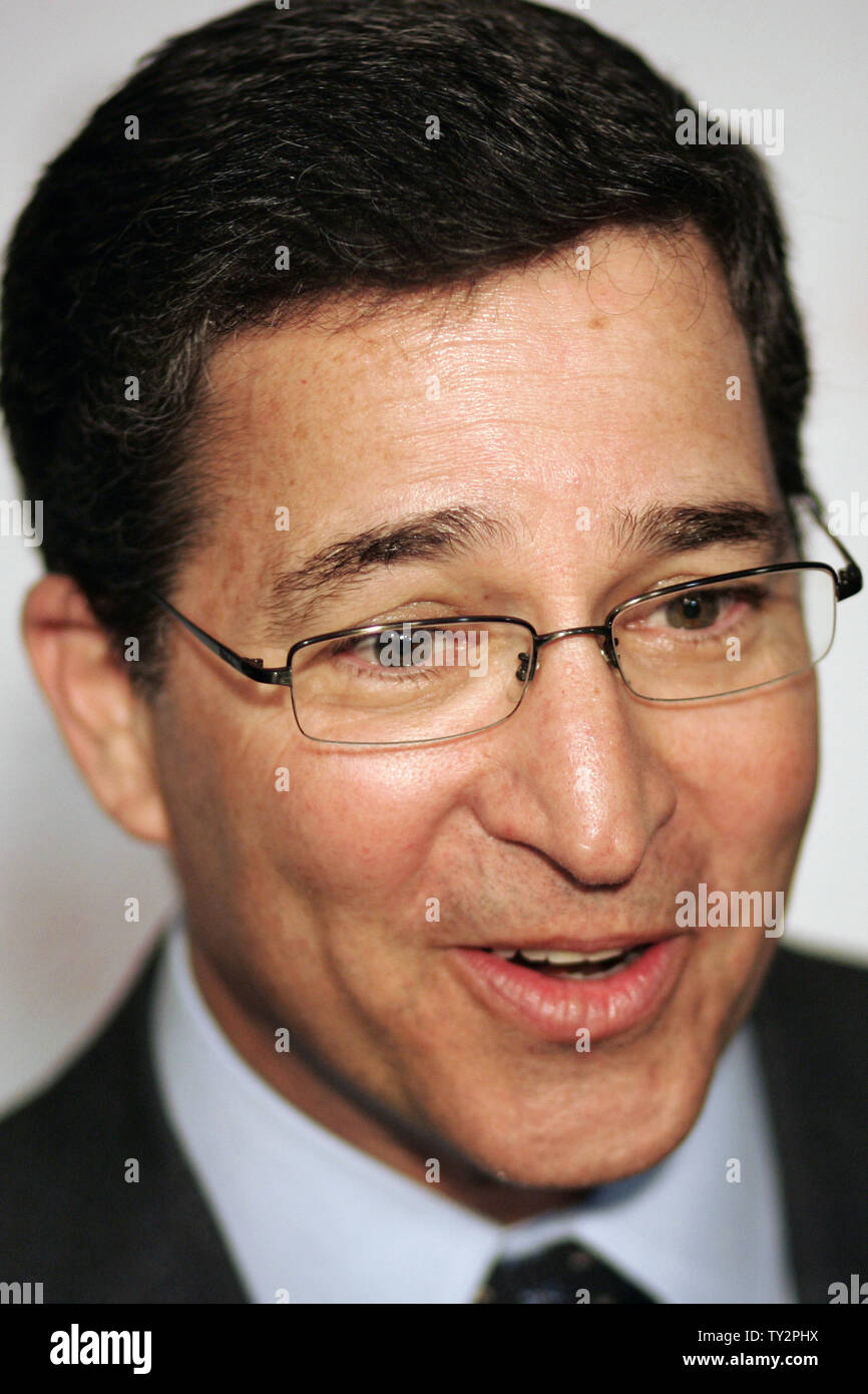 Warner Bros TV executive Bruce Rosenblum arrive pour l'Academy of Television Arts & Sciences 21e cérémonie annuelle de Hall of Fame au Beverly Hills Hotel à Los Angeles, Californie le 1 mars 2012. UPI/Jonathan Alcorn Banque D'Images