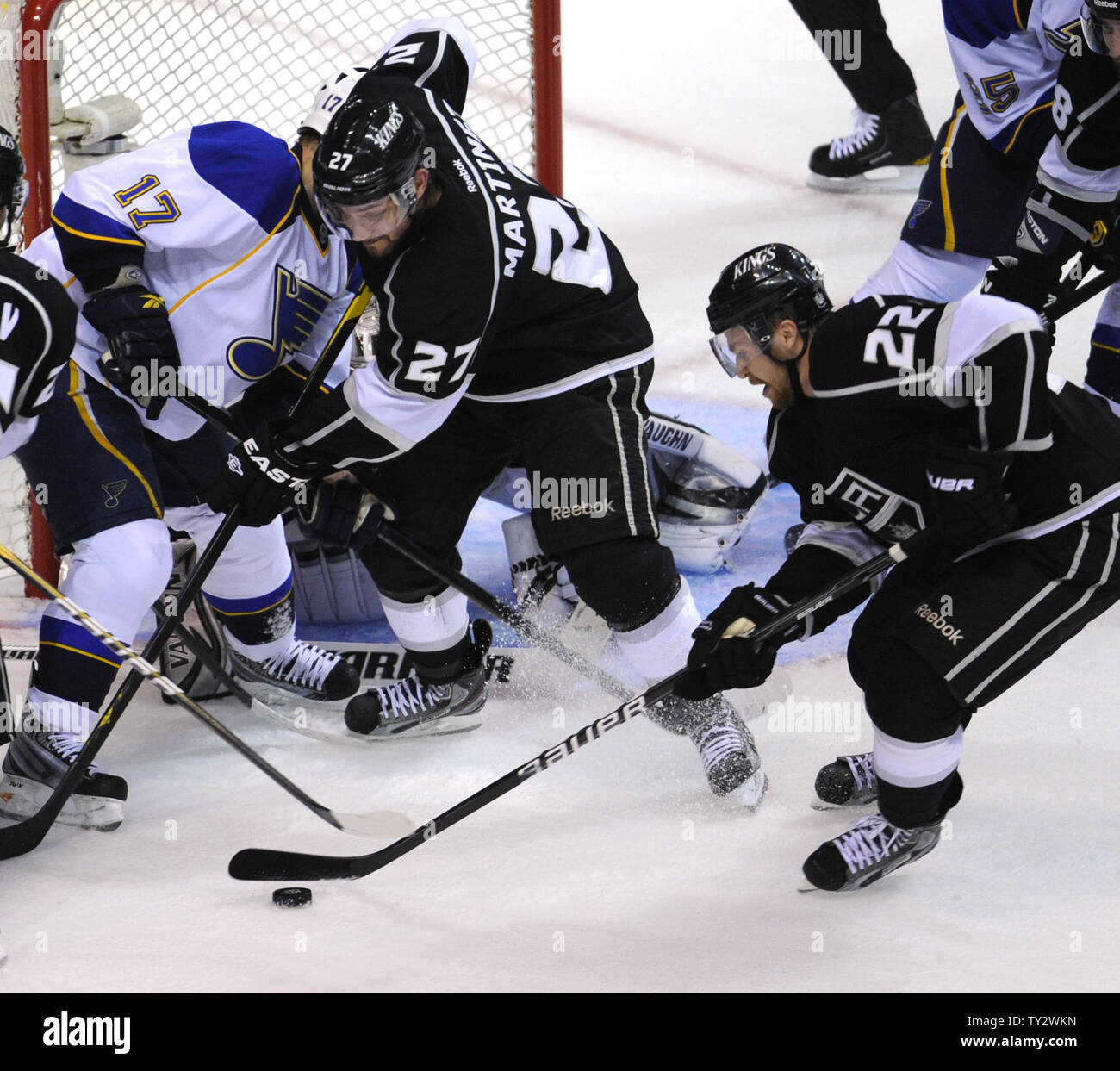 Los Angeles Kings center Trevor Lewis (22) et le défenseur Alec Martinez (27) Arrêt des Blues de Saint-Louis Vladimir Sobotka centre (17) à partir de la notation sur le gardien Jonathan Quick (32) dans la deuxième période de jeu 4 de la demi-finale de conférence de l'ouest de la LNH au Staples Center de Los Angeles, Californie le 6 mai 2012. UPI/Lori Shepler. Banque D'Images