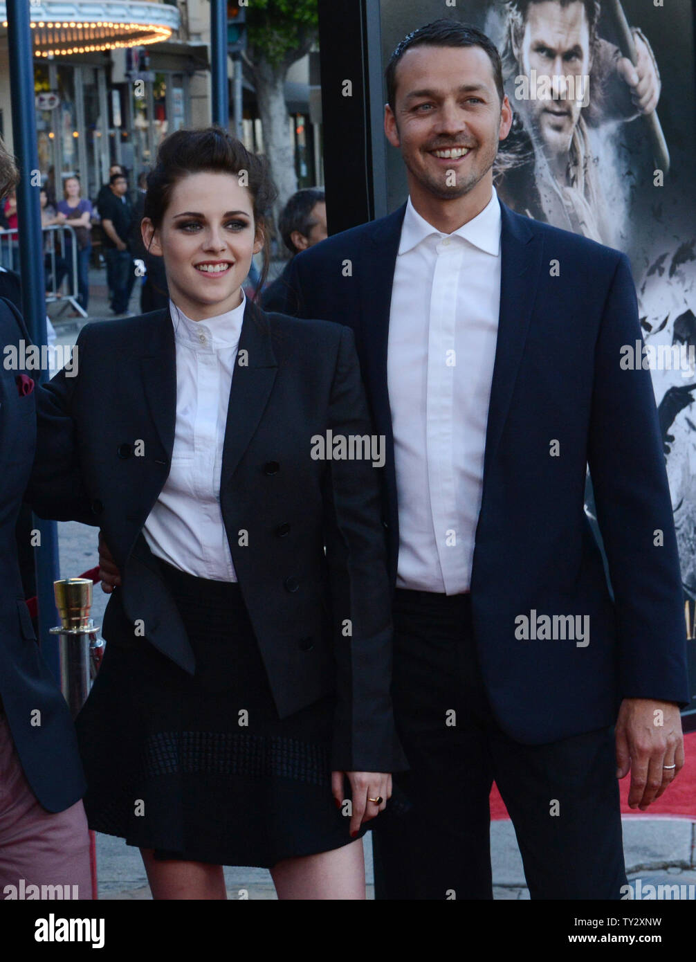 Kristen Stewart Et Rupert Sanders Rupert sanders kristen stewart Banque de photographies et d'images à haute  résolution - Alamy