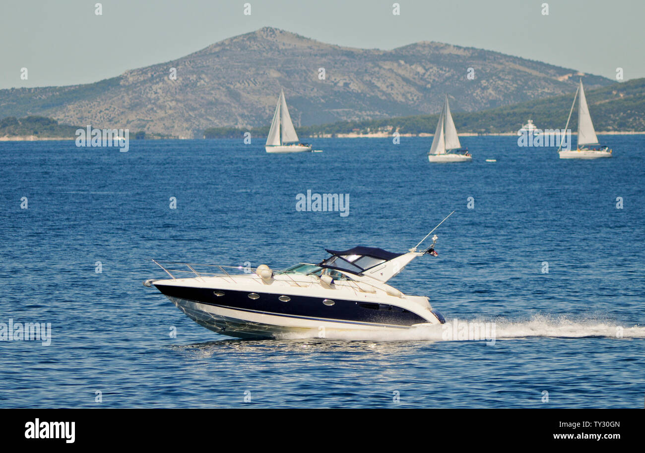 Un bateau à voile à travers les îles croates, dans la mer Adriatique Banque D'Images