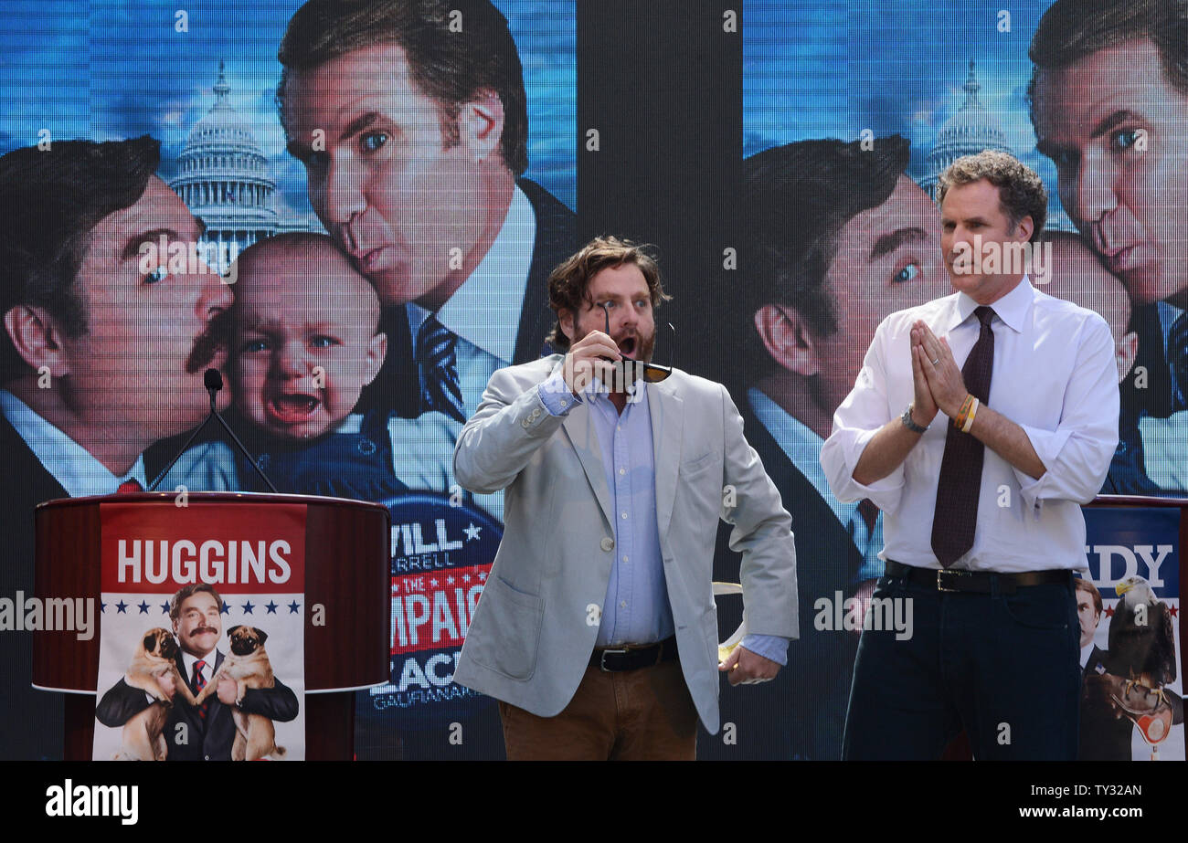 Acteurs Zach Galifianakis (L) et Will Ferrell assister à une simulation de conférence de presse pour le lancement du nouveau film de Warner Bros Pictures' 'la campagne' Tour Whistle Stop à travers l'Amérique, au bosquet à Los Angeles le 17 juillet 2012. UPI/Jim Ruymen Banque D'Images