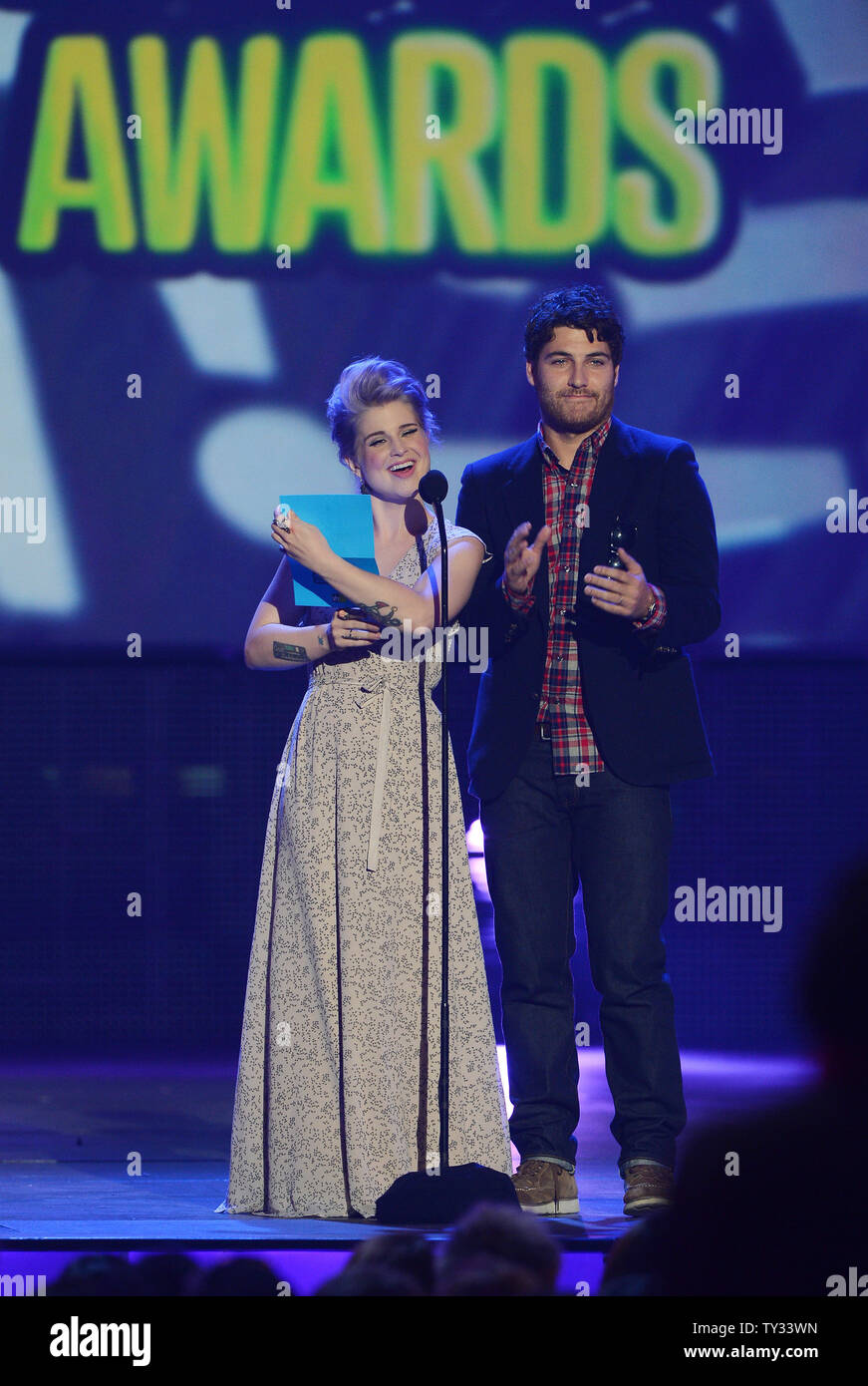 Personnalité de la télévision Kelly Osbourne (L) et l'acteur Adam Pally remettre un prix sur scène lors de la remise des prix à faire quelque chose de Barker Hangar à Santa Monica, Californie le 19 août 2012. UPI/Jim Ruymen Banque D'Images