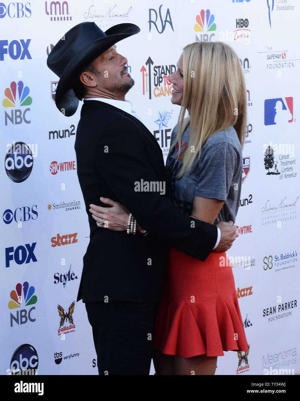 L'actrice Gwyneth Paltrow (R) et le chanteur Tim McGraw assister à l'émission télévisée Stand Up to Cancer évènement de collecte de fonds de l'industrie du divertissement Foundation (EIF) au Shrine Auditorium à Los Angeles le 7 septembre 2012. UPI/Jim Ruymen Banque D'Images