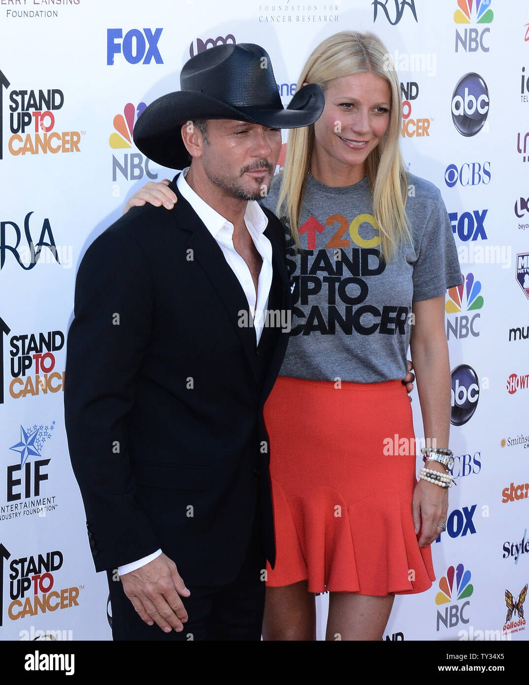 L'actrice Gwyneth Paltrow (R) et le chanteur Tim McGraw assister à l'émission télévisée Stand Up to Cancer évènement de collecte de fonds de l'industrie du divertissement Foundation (EIF) au Shrine Auditorium à Los Angeles le 7 septembre 2012. UPI/Jim Ruymen Banque D'Images