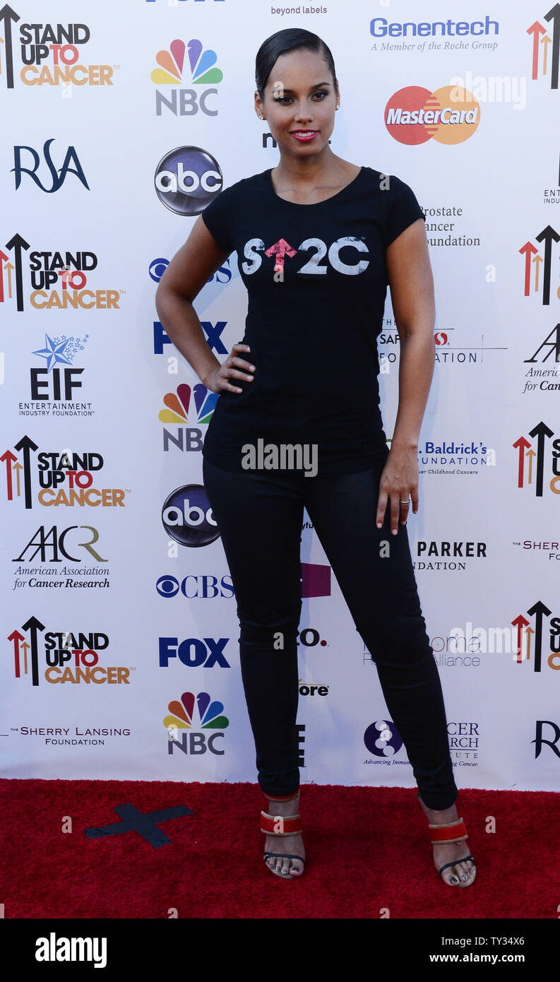 La chanteuse Alicia Keys assiste à l'émission télévisée Stand Up to Cancer évènement de collecte de fonds de l'industrie du divertissement Foundation (EIF) au Shrine Auditorium à Los Angeles le 7 septembre 2012. UPI/Jim Ruymen Banque D'Images