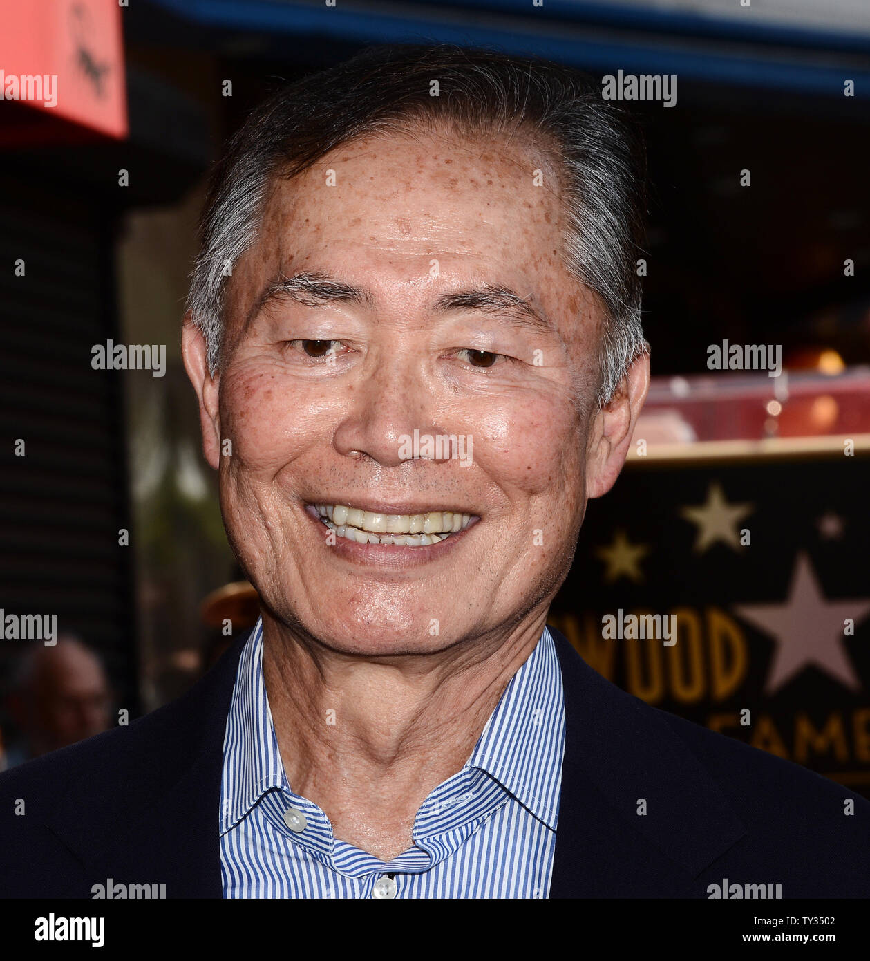 L'acteur George Takei assiste à la cérémonie de dévoilement d'un hommage à l'acteur Walter Koenig 2,479ème étoile sur le Hollywood Walk of Fame à Los Angeles le 10 septembre 2012. Koenig, qui dépeint le caractère russe "Tchekhov", est le dernier membre de la 'Star Trek' television show à recevoir une étoile. UPI/Jim Ruymen Banque D'Images