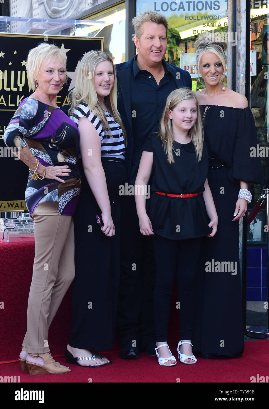 Rascal Flatts Membre Gary LeVox bande pose avec son épouse Tara Vernon (R) et leurs filles en Bretagne (2e-L) et de Brooklyn et sa mère Judi Harmon (L), au cours d'une cérémonie de dévoilement d'honorer le groupe avec le 2,480ème étoile sur le Hollywood Walk of Fame à Los Angeles le 17 septembre 2012. UPI/Jim Ruymen Banque D'Images