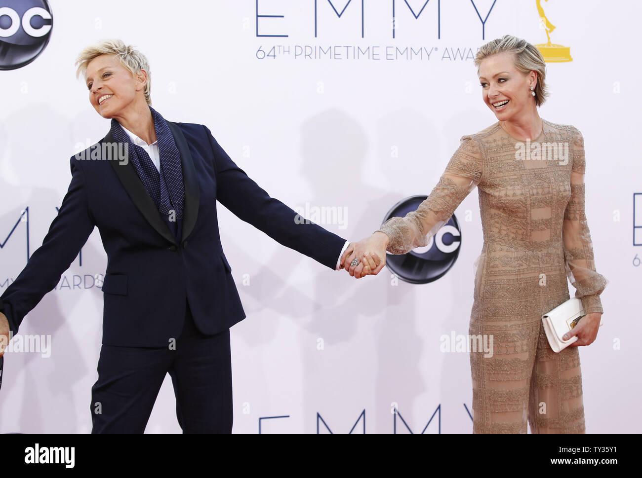 Acteurs Ellen DeGeneres et Portia de Rossi arrivent pour la la 64e Primetime Emmy Awards au Nokia Theatre de Los Angeles le 23 septembre 2012. UPI/Danny Moloshok Banque D'Images