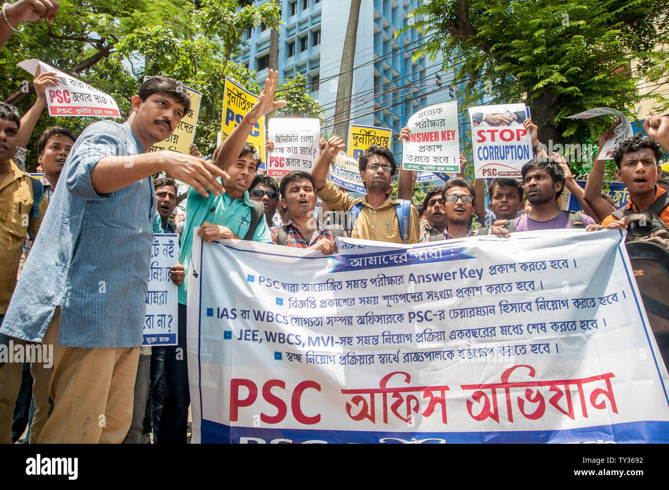 Kolkata, Inde. 24 Juin, 2019. Les ingénieurs subalternes protester Dharna (assis) en face pf PSC (Public Service Commission) office de tourisme de Kolkata. Credit : Amlan Biswas/Pacific Press/Alamy Live News Banque D'Images