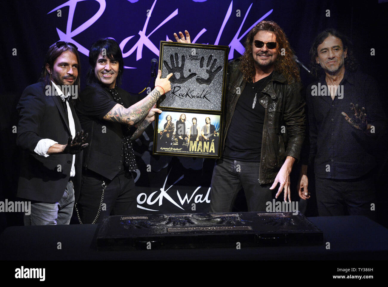 Les membres du groupe de rock espagnol, Mana (L-R) Sergio Vallin, Alex Gonzalez, Fher Olvera et Juan Calleros participer à une cérémonie d'intronisation dans Guitar Center's RockWalk à Hollywood de Los Angeles le 17 septembre 2012. UPI/Phil McCarten Banque D'Images