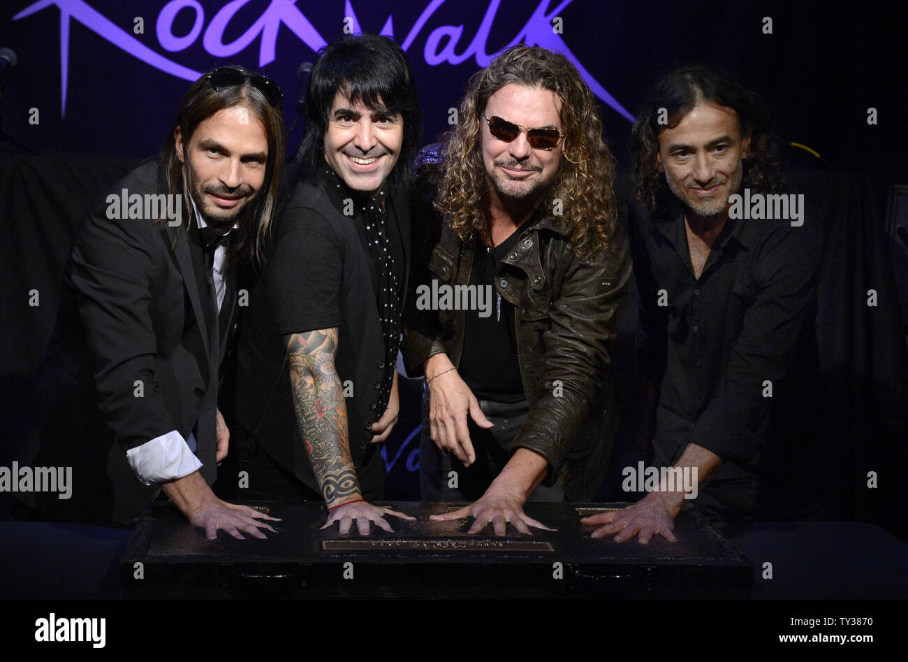 Les membres du groupe de rock espagnol, Mana (L-R) Sergio Vallin, Alex Gonzalez, Fher Olvera et Juan Calleros participer à une cérémonie d'intronisation dans Guitar Center's RockWalk à Hollywood de Los Angeles le 17 septembre 2012. UPI/Phil McCarten Banque D'Images