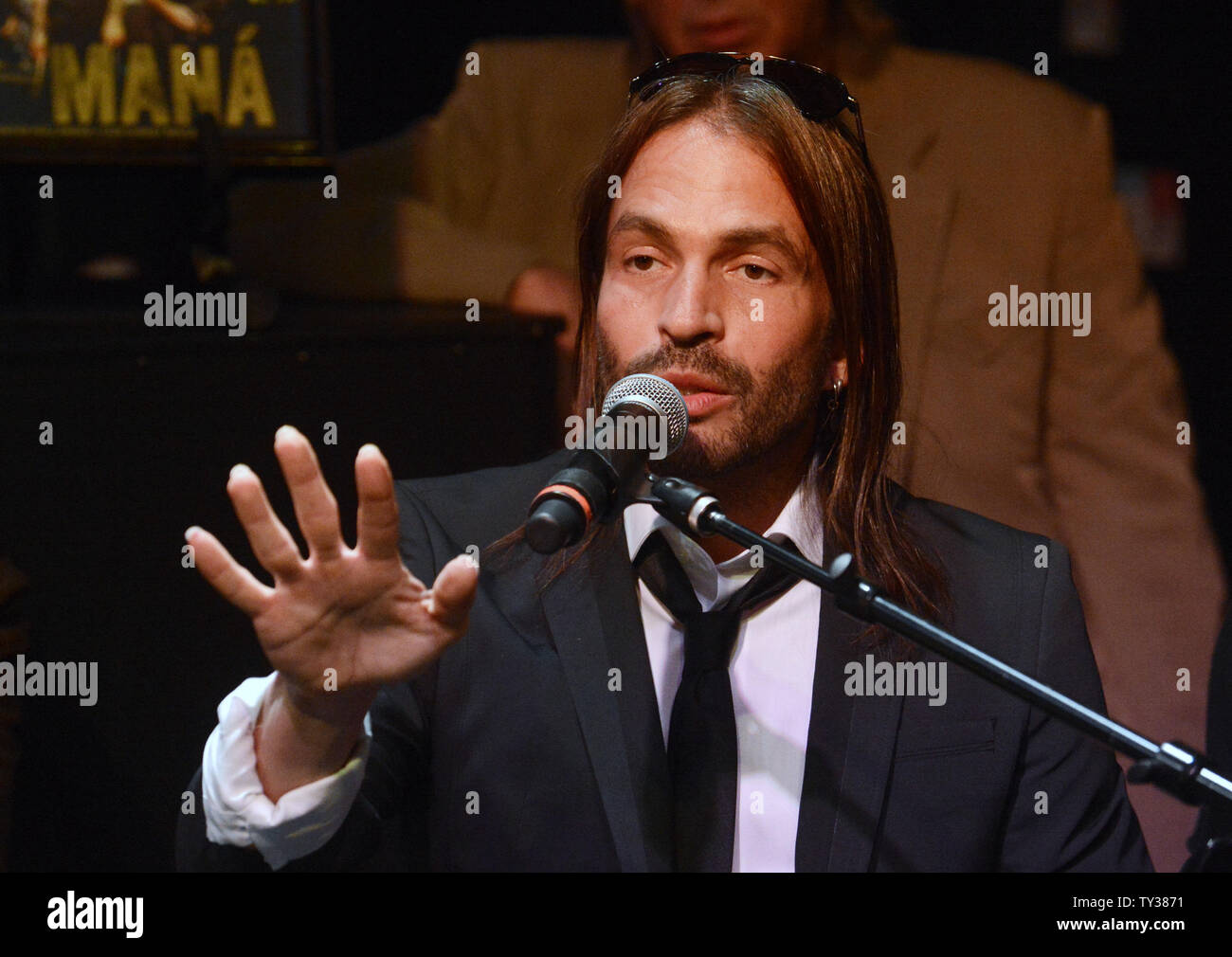 Sergio Vallin de la langue espagnole parle de Mana rock band lors d'une cérémonie d'intronisation dans Guitar Center's RockWalk à Hollywood de Los Angeles le 17 septembre 2012. UPI/Phil McCarten Banque D'Images