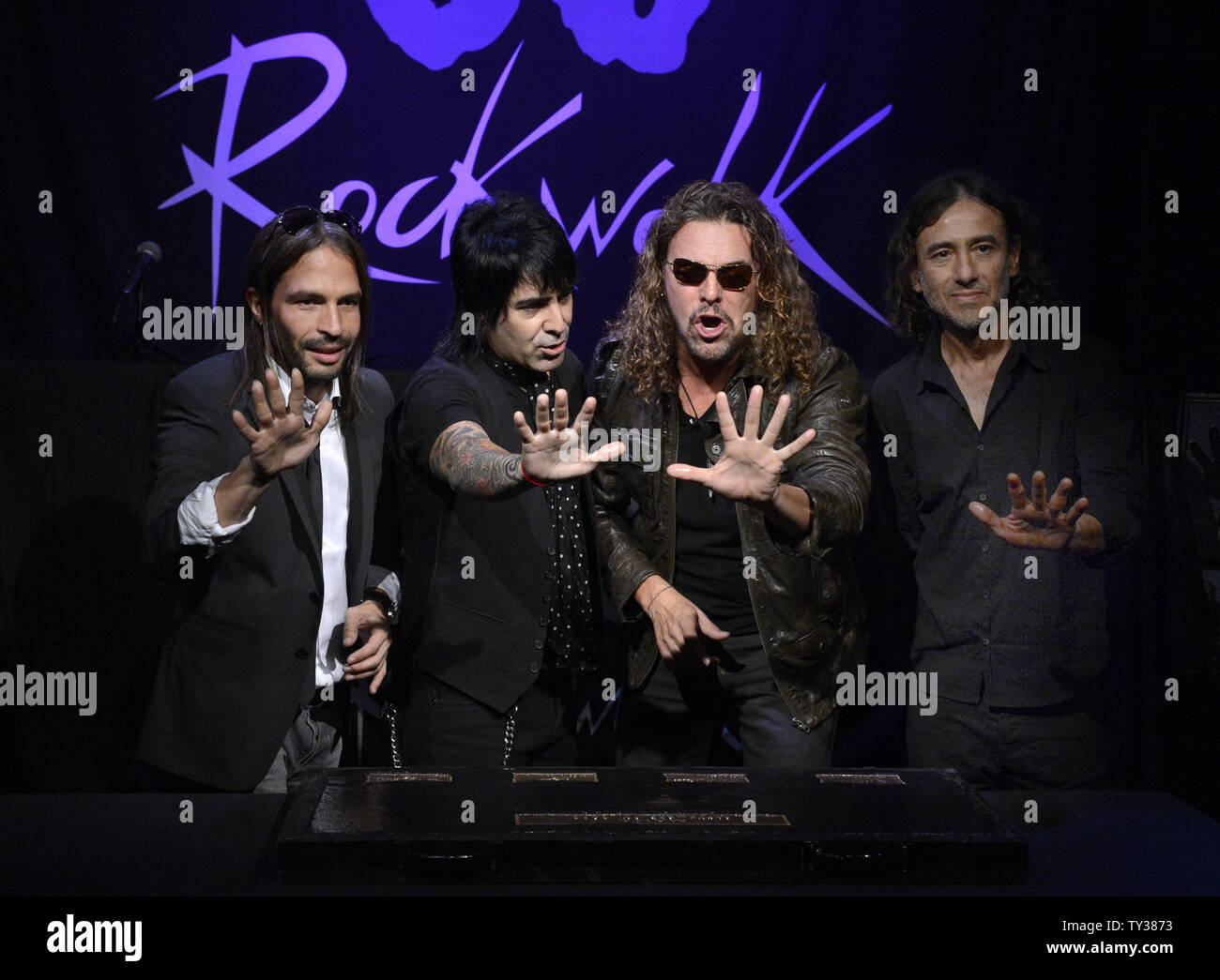 Les membres du groupe de rock espagnol, Mana (L-R) Sergio Vallin, Alex Gonzalez, Fher Olvera et Juan Calleros participer à une cérémonie d'intronisation dans Guitar Center's RockWalk à Hollywood de Los Angeles le 17 septembre 2012. UPI/Phil McCarten Banque D'Images