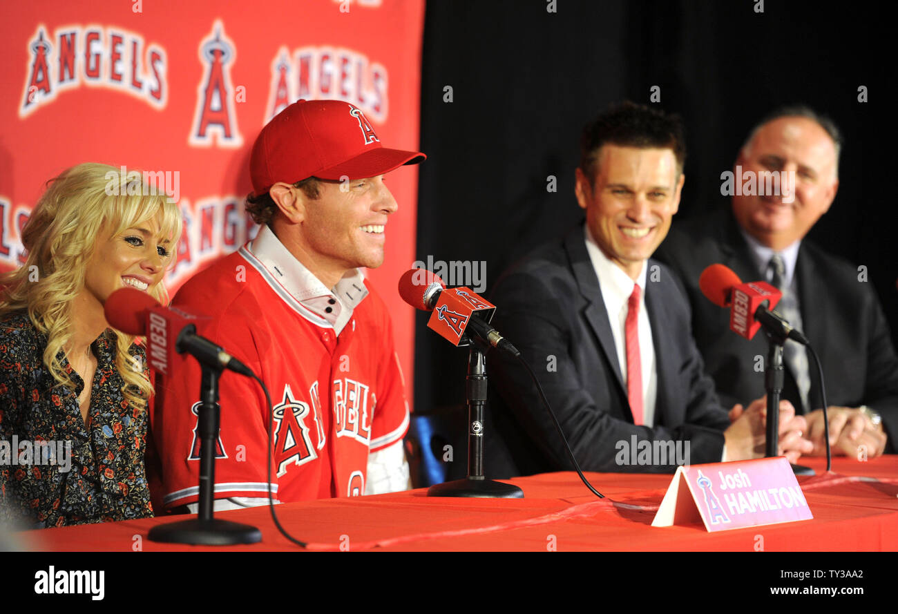 Le voltigeur des Angels de Los Angeles d'introduire, Josh Hamilton dans une conférence de presse à ESPN Zone à Downtown Disney à Anaheim, Californie le 15 décembre 2012. De gauche à droite Katie Hamilton, Josh Hamilton, directeur général, Jerry Dipota, et manager, Mike Scioscia. UPI/Lori Shepler. Banque D'Images