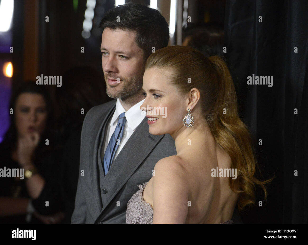 L'actrice Amy Adams (R) et mari Darren Le Gallo assister à la 38e conférence annuelle de Los Angeles Film Critics Awards à Los Angeles le 12 janvier 2013. UPI/Phil McCarten Banque D'Images