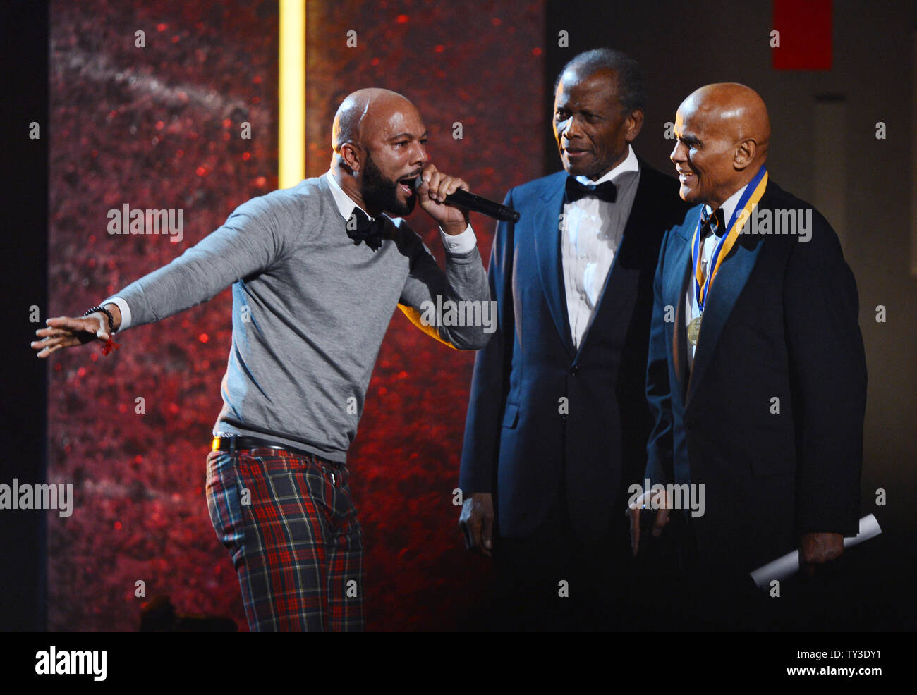 Chanteur et comédien (L) commun effectue sur scène comme acteur Sidney Poitier (C) et la chanteuse et médaille Spingarn honoree Harry Belafonte (R) chercher sur pendant la 44ème NAACP Image Awards au Shrine Auditorium à Los Angeles le 1 février 2013. UPI/Jim Ruymen Banque D'Images