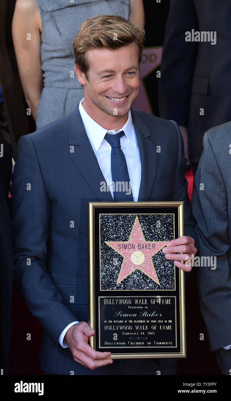 Simon Baker contient une réplique au cours d'une cérémonie de dévoilement de la plaque honorant lui avec la 2,490ème étoile sur le Hollywood Walk of Fame à Los Angeles le 14 février 2013. UPI/Jim Ruymen Banque D'Images