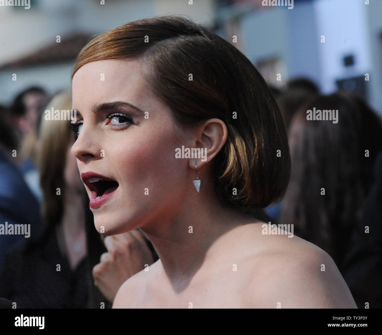 L'actrice anglaise Emma Watson, un acteur dans la comédie du cinéma 'c'est la fin", assiste à la première du film au Regency Village Theatre dans la section de Westwood Los Angeles le 3 juin 2013. UPI/Jim Ruymen Banque D'Images