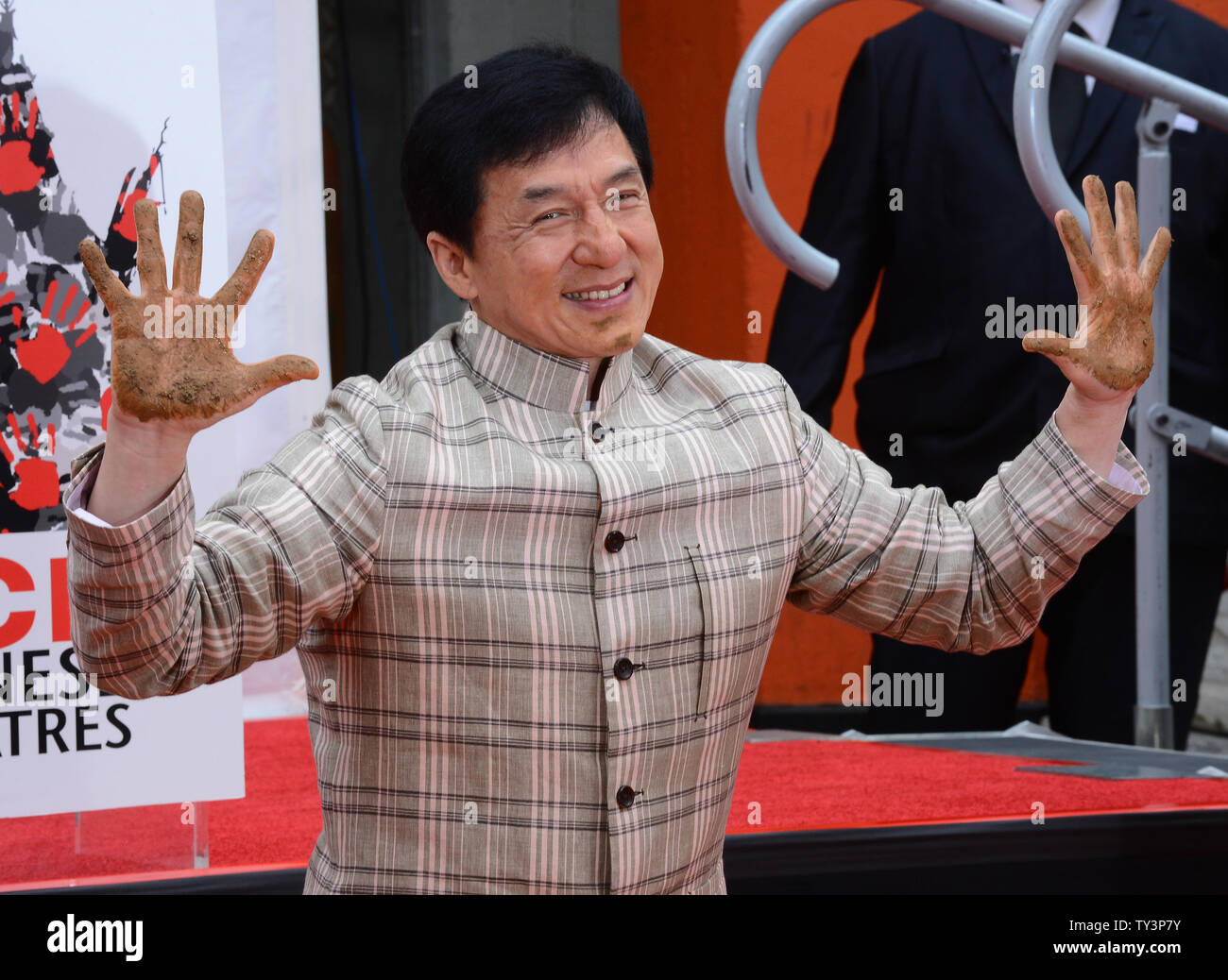 L'acteur Jackie Chan participe à une cérémonie empreinte de main &, devenant le premier Chinois à l'acteur.couler ses mains et pieds dans le ciment mouillé dans l'avant-cour du Théâtre chinois de Grauman (autrefois Grauman's) dans la section Hollywood de Los Angeles le 6 juin 2013. UPI/Jim Ruymen Banque D'Images L'acteur Jackie Chan participe à une cérémonie empreinte de main &, devenant le premier Chinois à l'acteur.couler ses mains et pieds dans le ciment mouillé dans l'avant-cour du Théâtre chinois de Grauman (autrefois Grauman's) dans la section Hollywood de Los Angeles le 6 juin 2013. UPI/Jim Ruymen Banque D'Images