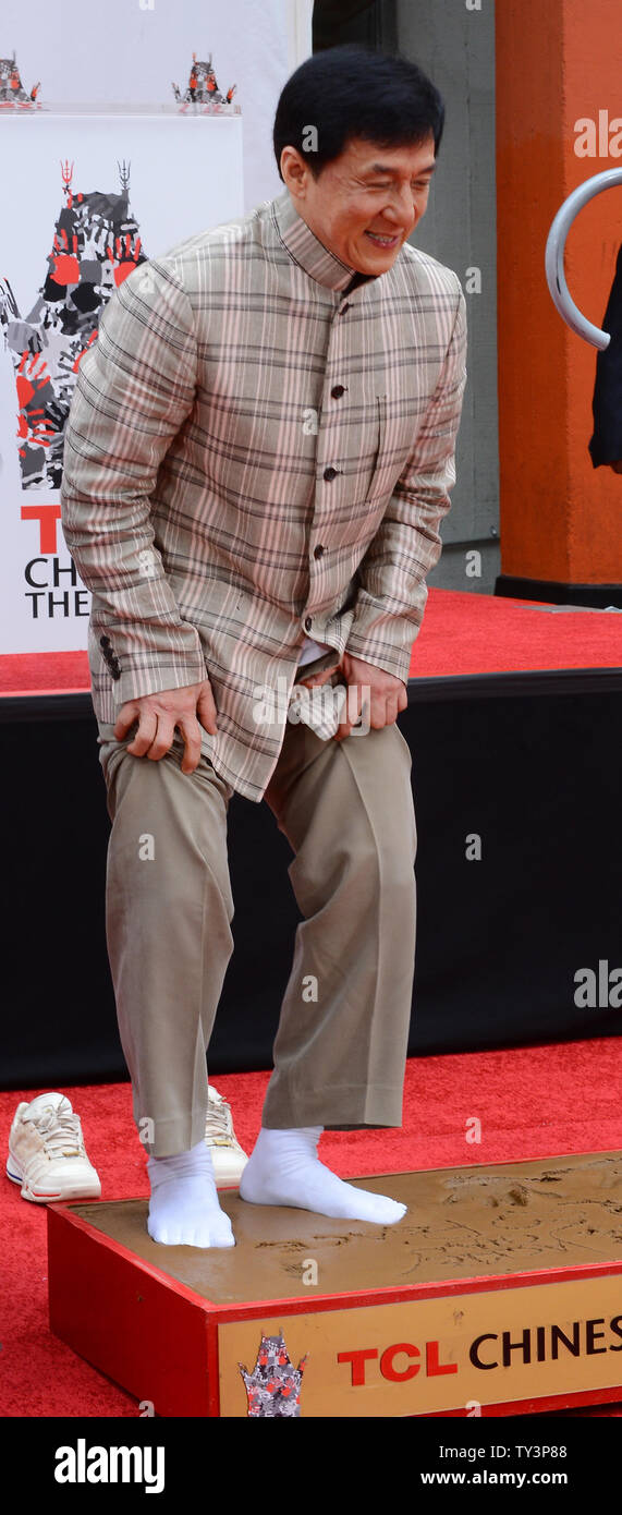 L'acteur Jackie Chan participe à une cérémonie empreinte de main &, devenant le premier Chinois à l'acteur.couler ses mains et pieds dans le ciment mouillé dans l'avant-cour du Théâtre chinois de Grauman (autrefois Grauman's), dans la section Hollywood de Los Angeles le 6 juin 2013. UPI/Jim Ruymen Banque D'Images L'acteur Jackie Chan participe à une cérémonie empreinte de main &, devenant le premier Chinois à l'acteur.couler ses mains et pieds dans le ciment mouillé dans l'avant-cour du Théâtre chinois de Grauman (autrefois Grauman's), dans la section Hollywood de Los Angeles le 6 juin 2013. UPI/Jim Ruymen Banque D'Images