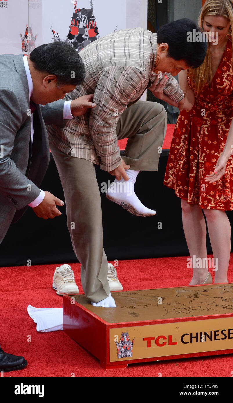 L'acteur Jackie Chan participe à une cérémonie empreinte de main &, devenant le premier Chinois à l'acteur.couler ses mains et pieds dans le ciment mouillé dans l'avant-cour du Théâtre chinois de Grauman (autrefois Grauman's), dans la section Hollywood de Los Angeles le 6 juin 2013. UPI/Jim Ruymen Banque D'Images L'acteur Jackie Chan participe à une cérémonie empreinte de main &, devenant le premier Chinois à l'acteur.couler ses mains et pieds dans le ciment mouillé dans l'avant-cour du Théâtre chinois de Grauman (autrefois Grauman's), dans la section Hollywood de Los Angeles le 6 juin 2013. UPI/Jim Ruymen Banque D'Images