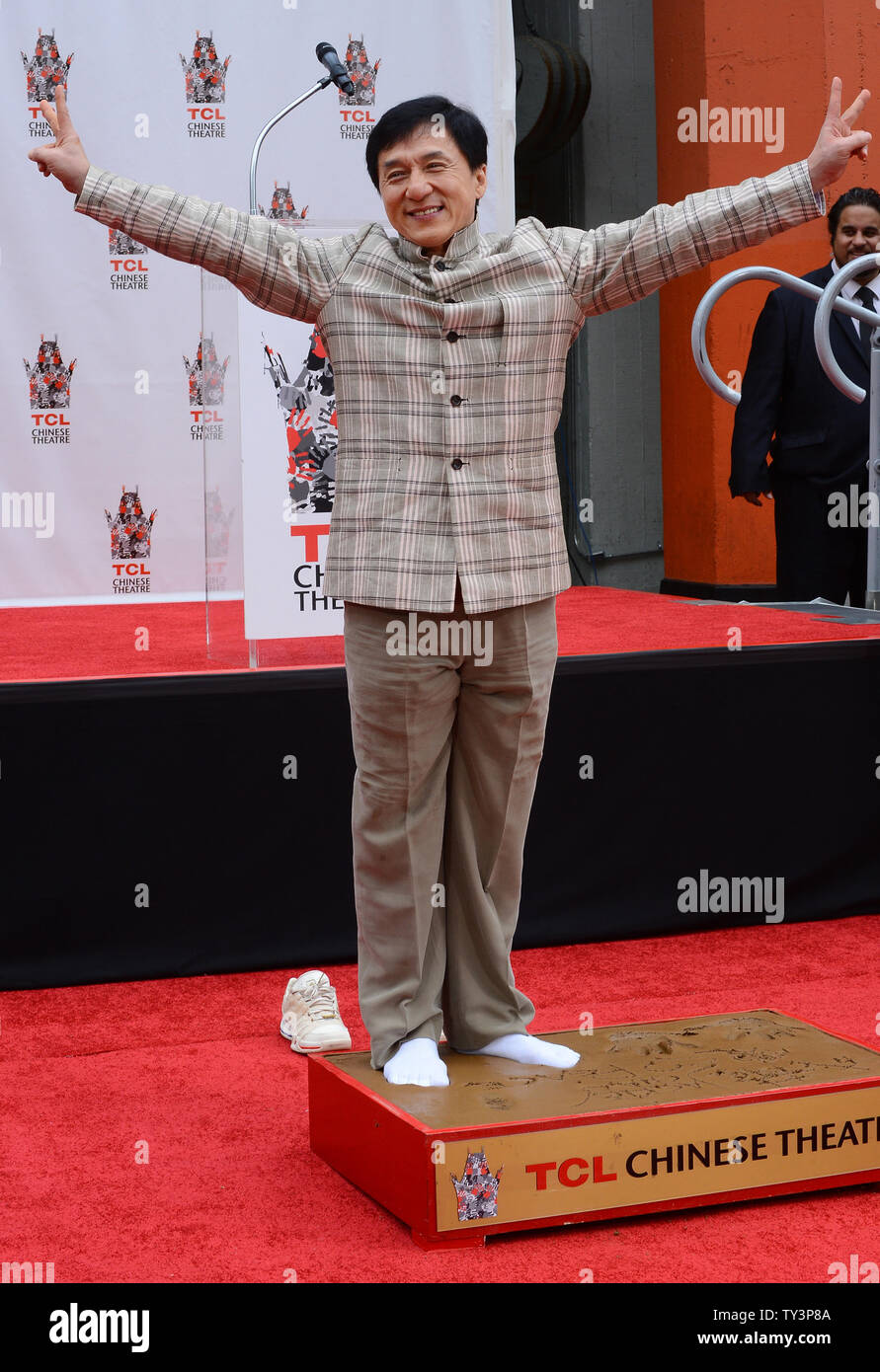L'acteur Jackie Chan participe à une cérémonie empreinte de main &, devenant le premier Chinois à l'acteur.couler ses mains et pieds dans le ciment mouillé dans l'avant-cour du Théâtre chinois de Grauman (autrefois Grauman's), dans la section Hollywood de Los Angeles le 6 juin 2013. UPI/Jim Ruymen Banque D'Images L'acteur Jackie Chan participe à une cérémonie empreinte de main &, devenant le premier Chinois à l'acteur.couler ses mains et pieds dans le ciment mouillé dans l'avant-cour du Théâtre chinois de Grauman (autrefois Grauman's), dans la section Hollywood de Los Angeles le 6 juin 2013. UPI/Jim Ruymen Banque D'Images
