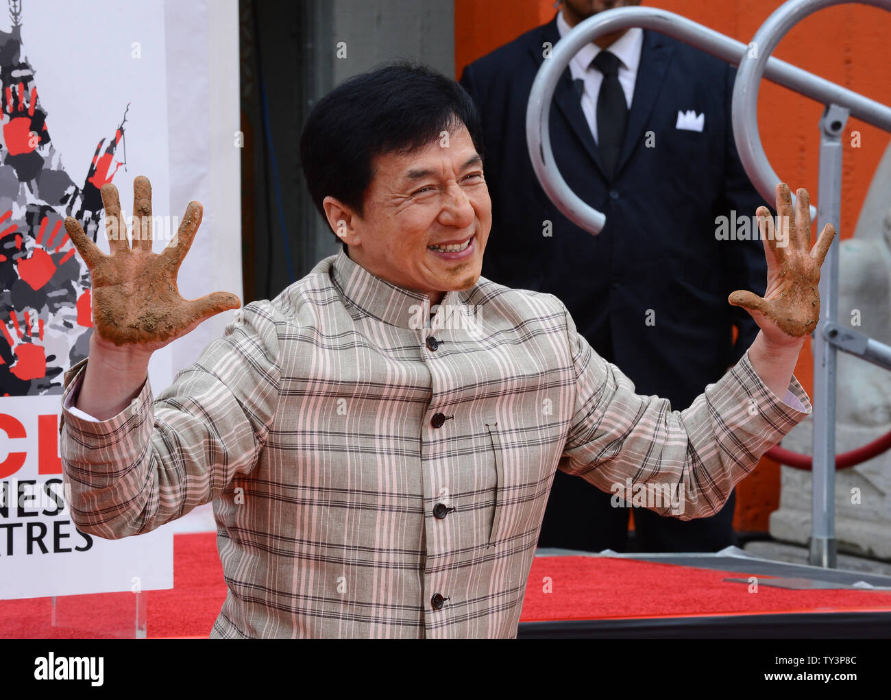 L'acteur Jackie Chan participe à une cérémonie empreinte de main &, devenant le premier Chinois à l'acteur.couler ses mains et pieds dans le ciment mouillé dans l'avant-cour du Théâtre chinois de Grauman (autrefois Grauman's), dans la section Hollywood de Los Angeles le 6 juin 2013. UPI/Jim Ruymen Banque D'Images L'acteur Jackie Chan participe à une cérémonie empreinte de main &, devenant le premier Chinois à l'acteur.couler ses mains et pieds dans le ciment mouillé dans l'avant-cour du Théâtre chinois de Grauman (autrefois Grauman's), dans la section Hollywood de Los Angeles le 6 juin 2013. UPI/Jim Ruymen Banque D'Images