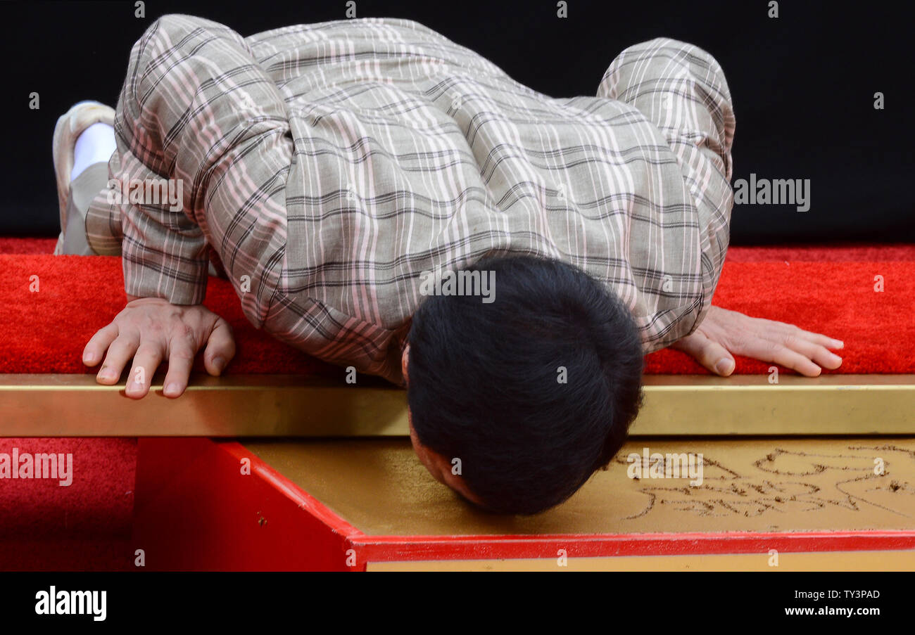 Jackie Chan acteur imprime son nez qu'il participe à une cérémonie empreinte de main &, devenant ainsi le premier acteur chinois à couler ses mains et pieds dans le ciment mouillé dans l'avant-cour du Théâtre chinois de Grauman (autrefois Grauman's), dans la section Hollywood de Los Angeles le 6 juin 2013. UPI/Jim Ruymen Banque D'Images Jackie Chan acteur imprime son nez qu'il participe à une cérémonie empreinte de main &, devenant ainsi le premier acteur chinois à couler ses mains et pieds dans le ciment mouillé dans l'avant-cour du Théâtre chinois de Grauman (autrefois Grauman's), dans la section Hollywood de Los Angeles le 6 juin 2013. UPI/Jim Ruymen Banque D'Images