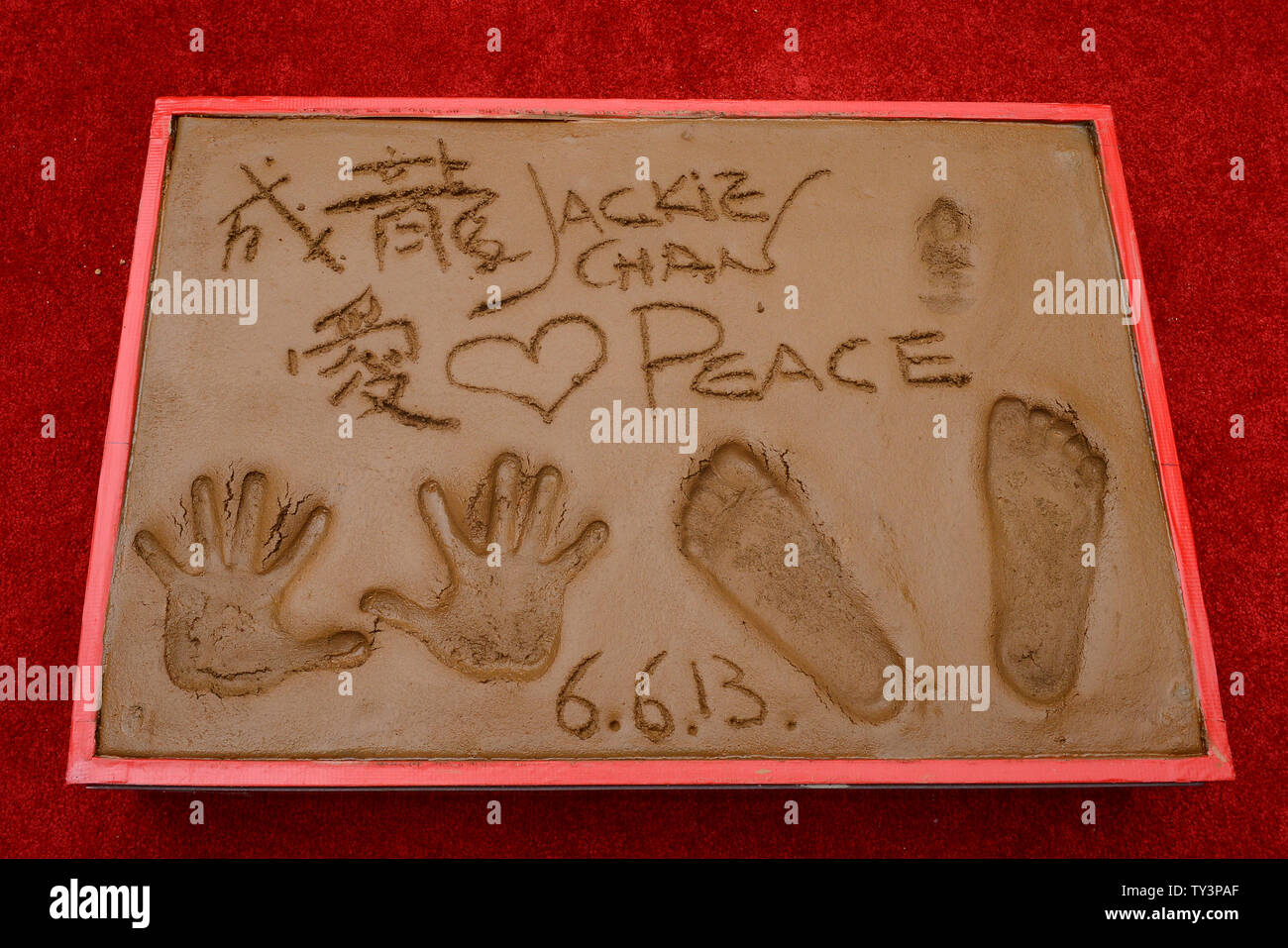 L'acteur Jackie Chan's les mains, les pieds et le visage impressions sont affichées après une cérémonie empreinte de main et comme Chan devient le premier acteur chinois.pour couler ses mains et pieds dans le ciment mouillé dans l'avant-cour du Théâtre chinois de Grauman (autrefois Grauman's), dans la section Hollywood de Los Angeles le 6 juin 2013. UPI/Jim Ruymen Banque D'Images L'acteur Jackie Chan's les mains, les pieds et le visage impressions sont affichées après une cérémonie empreinte de main et comme Chan devient le premier acteur chinois.pour couler ses mains et pieds dans le ciment mouillé dans l'avant-cour du Théâtre chinois de Grauman (autrefois Grauman's), dans la section Hollywood de Los Angeles le 6 juin 2013. UPI/Jim Ruymen Banque D'Images