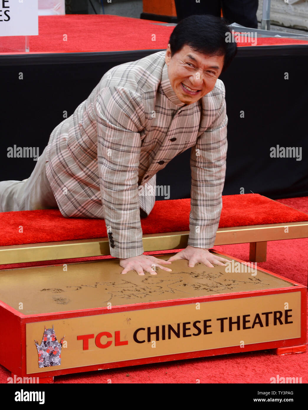 L'acteur Jackie Chan participe à une cérémonie empreinte de main &, devenant le premier Chinois à l'acteur.couler ses mains et pieds dans le ciment mouillé dans l'avant-cour du Théâtre chinois de Grauman (autrefois Grauman's), dans la section Hollywood de Los Angeles le 6 juin 2013. UPI/Jim Ruymen Banque D'Images L'acteur Jackie Chan participe à une cérémonie empreinte de main &, devenant le premier Chinois à l'acteur.couler ses mains et pieds dans le ciment mouillé dans l'avant-cour du Théâtre chinois de Grauman (autrefois Grauman's), dans la section Hollywood de Los Angeles le 6 juin 2013. UPI/Jim Ruymen Banque D'Images