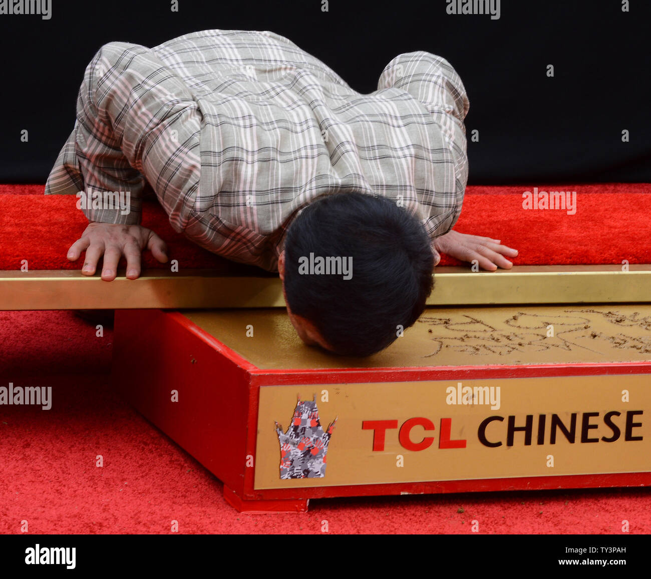 Jackie Chan acteur imprime son nez qu'il participe à une cérémonie empreinte de main &, devenant ainsi le premier acteur chinois à couler ses mains et pieds dans le ciment mouillé dans l'avant-cour du Théâtre chinois de Grauman (autrefois Grauman's), dans la section Hollywood de Los Angeles le 6 juin 2013. UPI/Jim Ruymen Banque D'Images Jackie Chan acteur imprime son nez qu'il participe à une cérémonie empreinte de main &, devenant ainsi le premier acteur chinois à couler ses mains et pieds dans le ciment mouillé dans l'avant-cour du Théâtre chinois de Grauman (autrefois Grauman's), dans la section Hollywood de Los Angeles le 6 juin 2013. UPI/Jim Ruymen Banque D'Images