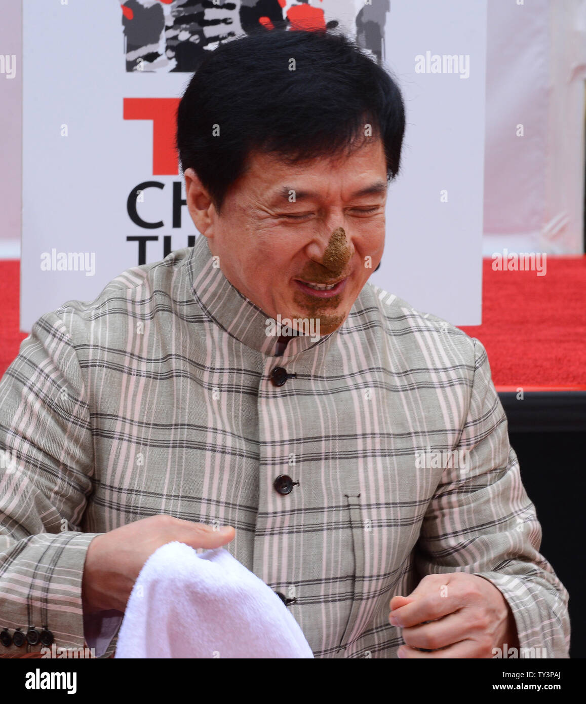 L'acteur Jackie Chan participe à une cérémonie empreinte de main &, devenant le premier Chinois à l'acteur.couler ses mains et pieds dans le ciment mouillé dans l'avant-cour du Théâtre chinois de Grauman (autrefois Grauman's), dans la section Hollywood de Los Angeles le 6 juin 2013. UPI/Jim Ruymen Banque D'Images L'acteur Jackie Chan participe à une cérémonie empreinte de main &, devenant le premier Chinois à l'acteur.couler ses mains et pieds dans le ciment mouillé dans l'avant-cour du Théâtre chinois de Grauman (autrefois Grauman's), dans la section Hollywood de Los Angeles le 6 juin 2013. UPI/Jim Ruymen Banque D'Images