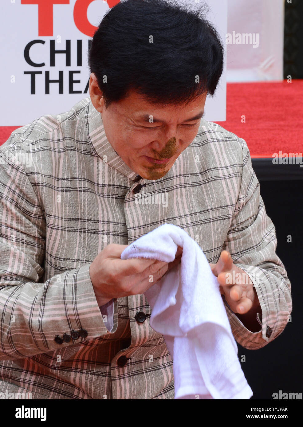 L'acteur Jackie Chan participe à une cérémonie empreinte de main &, devenant le premier Chinois à l'acteur.couler ses mains et pieds dans le ciment mouillé dans l'avant-cour du Théâtre chinois de Grauman (autrefois Grauman's), dans la section Hollywood de Los Angeles le 6 juin 2013. UPI/Jim Ruymen Banque D'Images L'acteur Jackie Chan participe à une cérémonie empreinte de main &, devenant le premier Chinois à l'acteur.couler ses mains et pieds dans le ciment mouillé dans l'avant-cour du Théâtre chinois de Grauman (autrefois Grauman's), dans la section Hollywood de Los Angeles le 6 juin 2013. UPI/Jim Ruymen Banque D'Images