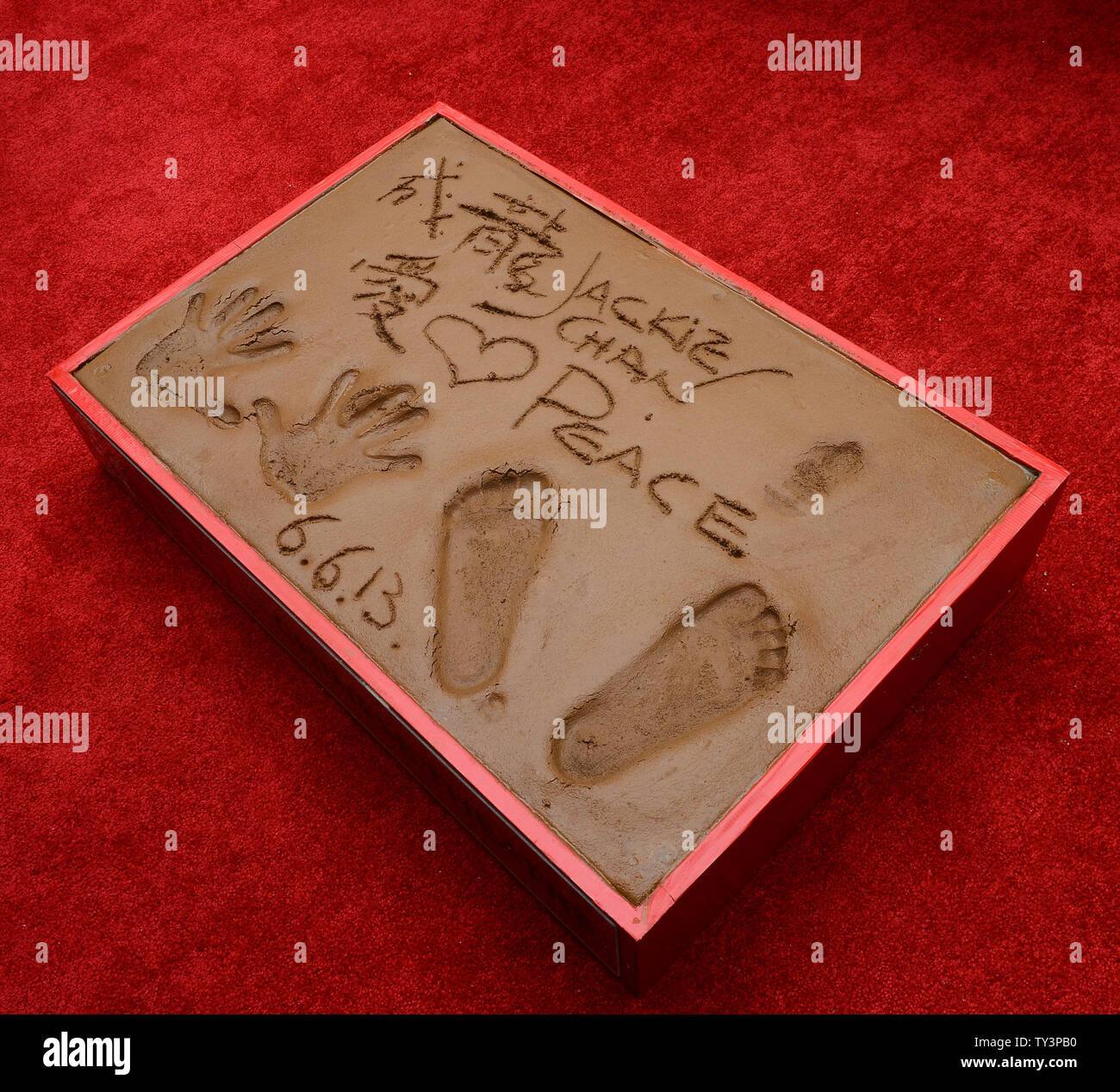L'acteur Jackie Chan's les mains, les pieds et le visage impressions sont affichées après une cérémonie empreinte de main et comme Chan devient le premier acteur chinois.pour couler ses mains et pieds dans le ciment mouillé dans l'avant-cour du Théâtre chinois de Grauman (autrefois Grauman's), dans la section Hollywood de Los Angeles le 6 juin 2013. UPI/Jim Ruymen Banque D'Images L'acteur Jackie Chan's les mains, les pieds et le visage impressions sont affichées après une cérémonie empreinte de main et comme Chan devient le premier acteur chinois.pour couler ses mains et pieds dans le ciment mouillé dans l'avant-cour du Théâtre chinois de Grauman (autrefois Grauman's), dans la section Hollywood de Los Angeles le 6 juin 2013. UPI/Jim Ruymen Banque D'Images