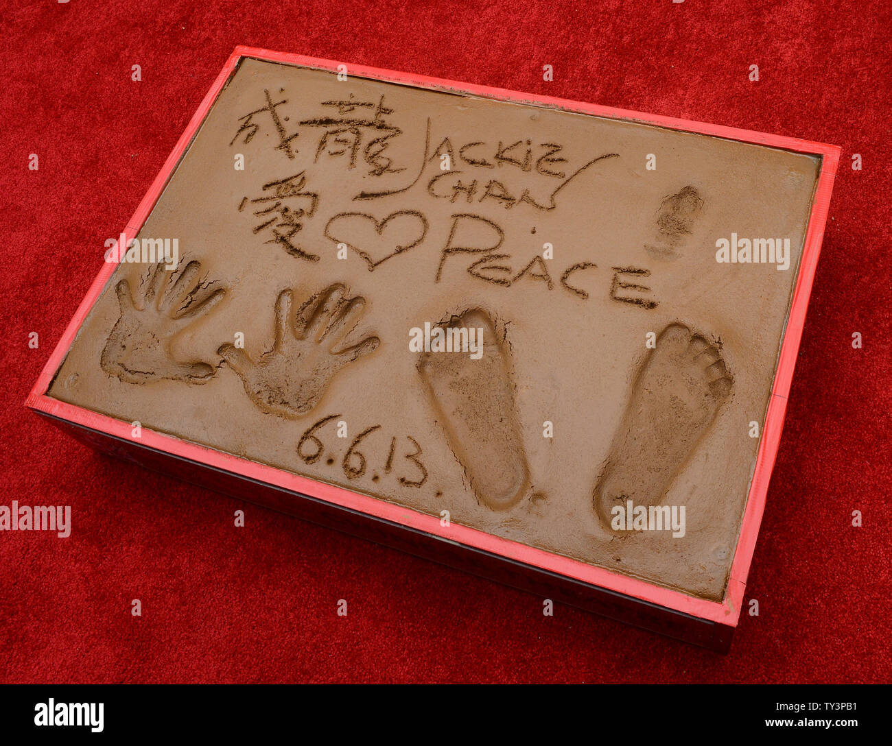 L'acteur Jackie Chan's les mains, les pieds et le visage impressions sont affichées après une cérémonie empreinte de main et comme Chan devient le premier acteur chinois.pour couler ses mains et pieds dans le ciment mouillé dans l'avant-cour du Théâtre chinois de Grauman (autrefois Grauman's), dans la section Hollywood de Los Angeles le 6 juin 2013. UPI/Jim Ruymen Banque D'Images L'acteur Jackie Chan's les mains, les pieds et le visage impressions sont affichées après une cérémonie empreinte de main et comme Chan devient le premier acteur chinois.pour couler ses mains et pieds dans le ciment mouillé dans l'avant-cour du Théâtre chinois de Grauman (autrefois Grauman's), dans la section Hollywood de Los Angeles le 6 juin 2013. UPI/Jim Ruymen Banque D'Images