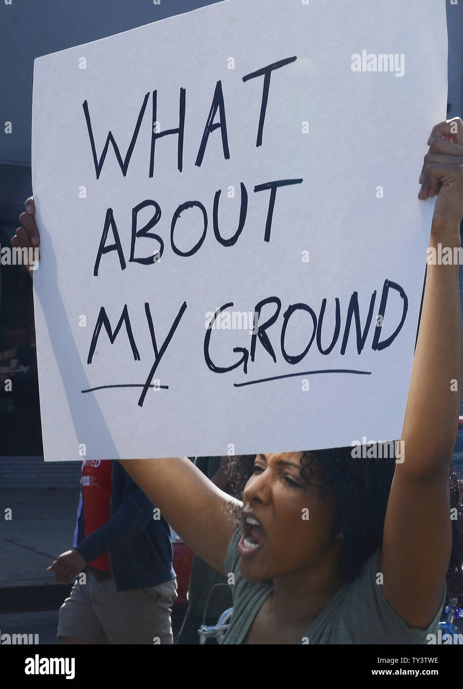 Les manifestants en colère à l'acquittement de George Zimmerman dans la mort de black teen Trayvon Martin, se rassemblent dans la région de Crenshaw pour protester contre l'acquittement, à Los Angeles le 14 juillet 2013. Un jury à Sanford, Floride, samedi en fin trouvé Zimmerman, un quartier de bénévoles sentinelle, non coupable de tournage Martin morts, un 17 ans ados non armés dans la nuit du 26 février 2012. UPI/Jim Ruymen Banque D'Images