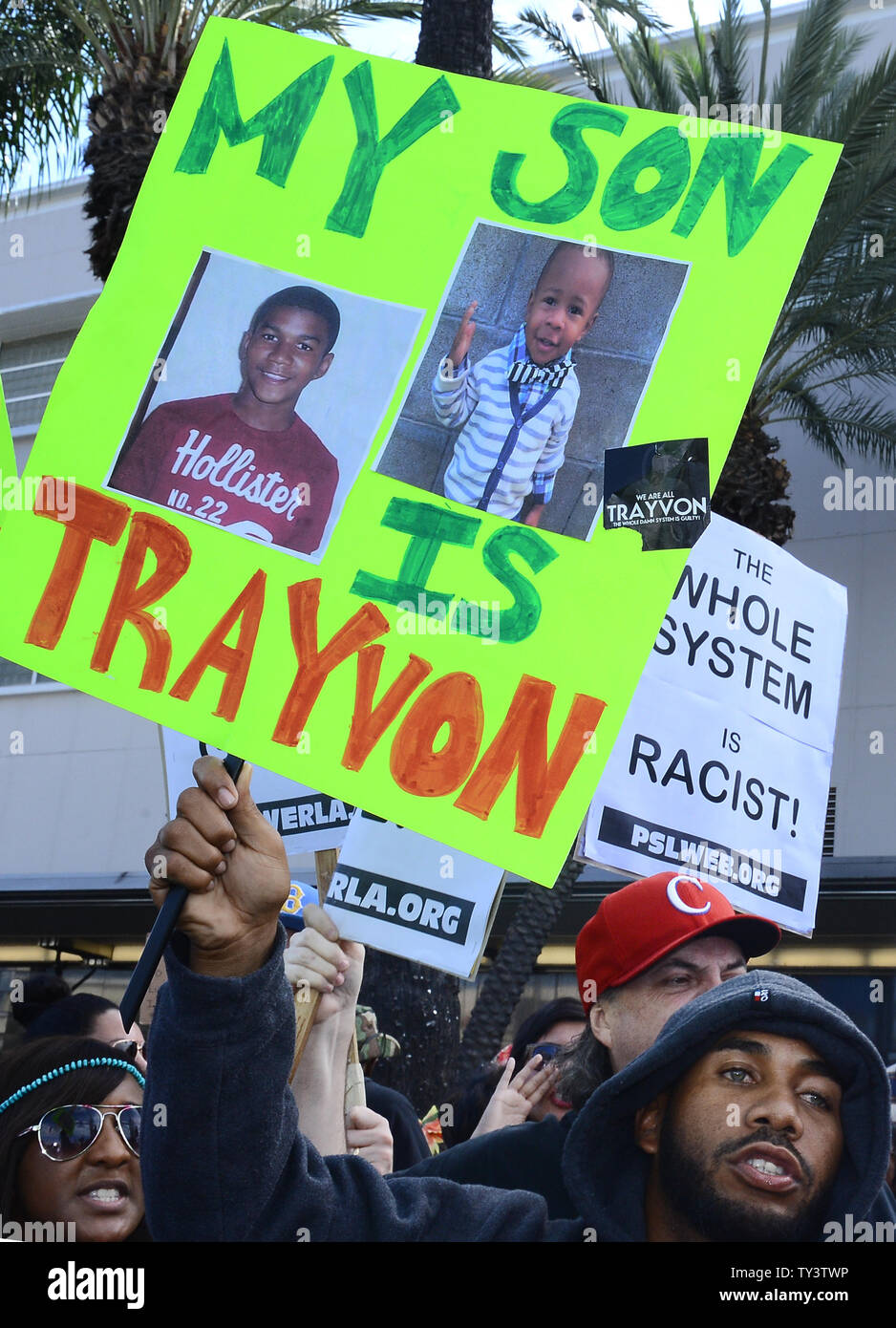 Les manifestants en colère à l'acquittement de George Zimmerman dans la mort de black teen Trayvon Martin, se rassemblent dans la région de Crenshaw pour protester contre l'acquittement, à Los Angeles le 14 juillet 2013. Un jury à Sanford, Floride, samedi en fin trouvé Zimmerman, un quartier de bénévoles sentinelle, non coupable de tournage Martin morts, un 17 ans ados non armés dans la nuit du 26 février 2012. UPI/Jim Ruymen Banque D'Images