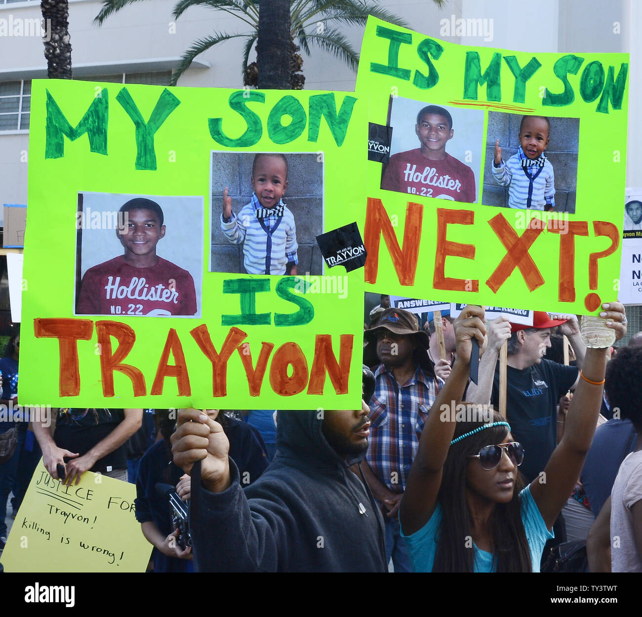 Les manifestants en colère à l'acquittement de George Zimmerman dans la mort de black teen Trayvon Martin, se rassemblent dans la région de Crenshaw pour protester contre l'acquittement, à Los Angeles le 14 juillet 2013. Un jury à Sanford, Floride, samedi en fin trouvé Zimmerman, un quartier de bénévoles sentinelle, non coupable de tournage Martin morts, un 17 ans ados non armés dans la nuit du 26 février 2012. UPI/Jim Ruymen Banque D'Images