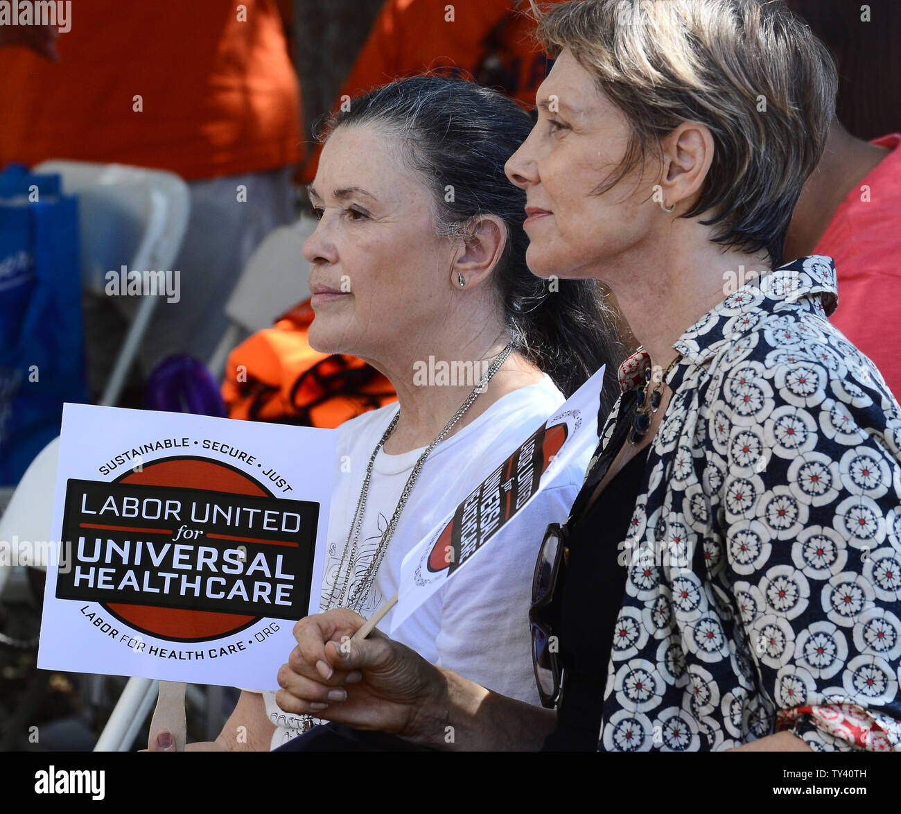 Des centaines de membres de l'Union européenne participent à la 34e conférence annuelle de la Fête du travail en solidarité pour mars entièrement financé l'éducation, de la protection des droits de négociation collective, de la santé et de la réforme de l'immigration, dans la région de Wilmington de Los Angeles le 2 septembre 2013. UPI/Jim Ruymen. .... Banque D'Images