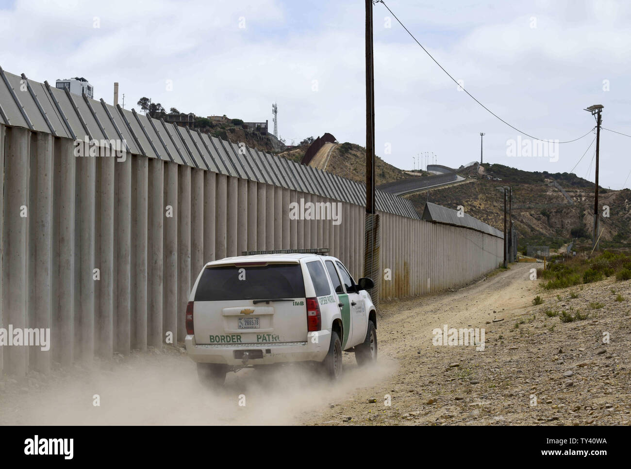 25 juin 2019, San Diego, Californie, USA : UN U.S. Customs and Border Protection des patrouilles de véhicules entre deux clôtures le long de la frontière entre les États-Unis et le Mexique, à proximité de parc d'état de terrain frontière mardi. Le chef par intérim de la U.S. Customs and Border Protection a démissionné mardi au milieu d'un tapage sur les enfants migrants étant conservés dans des conditions sordides dans l'une des stations de l'agence au Texas. Credit : Denis Poroy/ZUMA/Alamy Fil Live News Banque D'Images