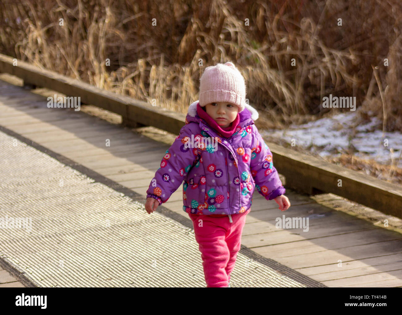 Bebe De 21 Mois Profitant Du Beau Temps A L Exterieur Bebe Fille Portraits En Lumiere Naturelle Petite Fille Close Up Photo Dans La Nature En Hiver Photo Stock Alamy