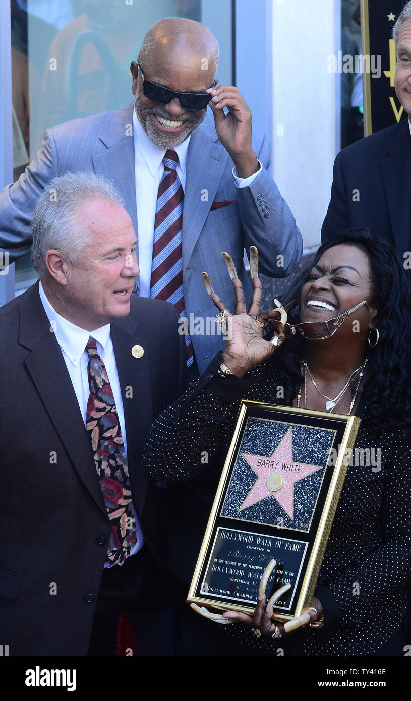Glodean White, l'épouse du chanteur Barry White est titulaire d'une plaque réplique comme elle partage un rire avec Berry Gordy, fondateur de Motown (2e-L), au cours d'une cérémonie de dévoilement d'honorer, à titre posthume, blanc avec le 2,506ème étoile sur le Hollywood Walk of Fame à Los Angeles le 12 septembre 2013. Barry White, connu pour sa riche voix de basse et image romantique aurait été 69 aujourd'hui. UPI/Jim Ruymen Banque D'Images