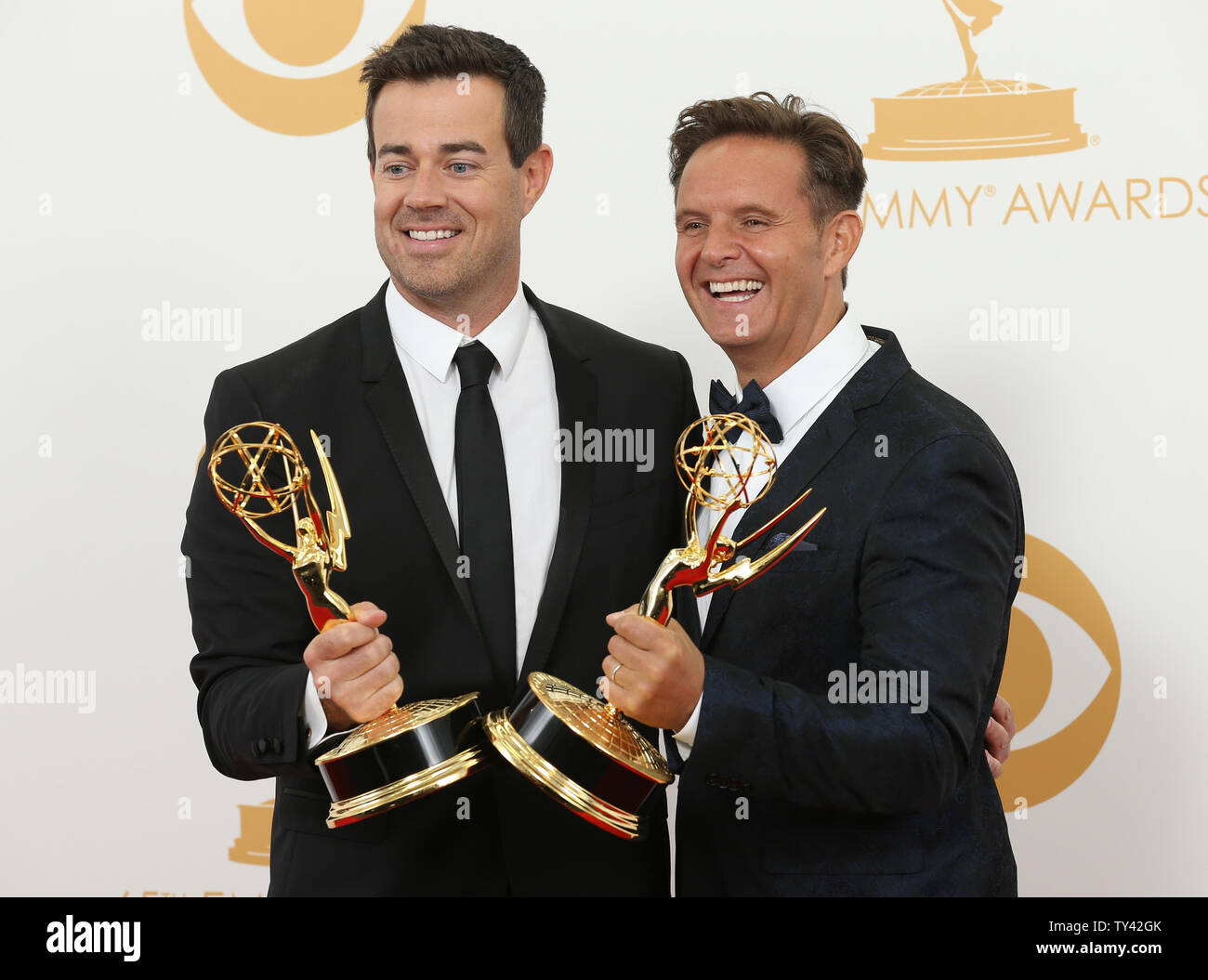 Producteur Carson Daly et le producteur exécutif Mark Burnett maintenir le prix qu'ils ont gagné pour les 'Best Reality Competition Programme - La Voix" à la 65e Primetime Emmy Awards au Nokia Theatre de Los Angeles le 22 septembre 2013. UPI/Danny Moloshok Banque D'Images