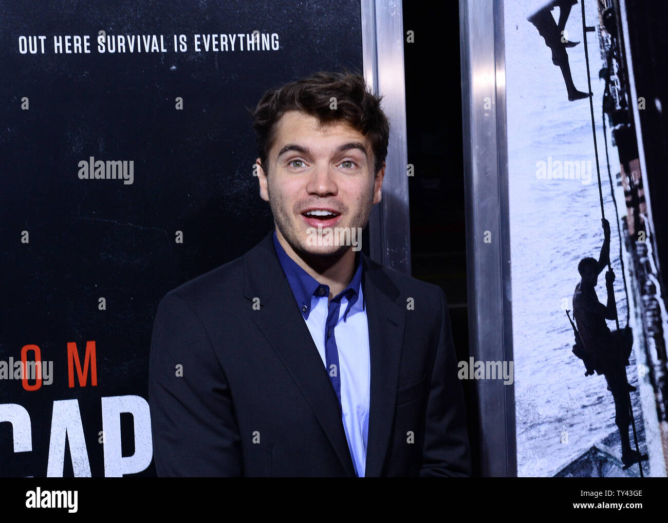 L'acteur Emile Hirsch assiste à la première de The biographical motion picture thriller "Capitaine Phillips' à l'Academy of Motion Picture Arts & Sciences à Beverly Hills, Californie le 30 septembre 2013. Le film est l'histoire vraie du capitaine Richard Phillips et le MV battant pavillon américain Maersk Alabama's 2009 détournement par les pirates somaliens. L'Alabama est le premier cargo américain d'être détournée dans deux cents ans. UPI/Jim Ruymen Banque D'Images
