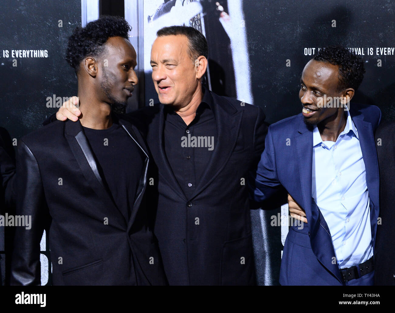 Acteurs Mahat M. Ali, Tom Hanks, et Barkhad Abdi (L-R) assister à la première de The biographical motion picture thriller "Capitaine Phillips' à l'Academy of Motion Picture Arts & Sciences à Beverly Hills, Californie le 30 septembre 2013. Le film est l'histoire vraie du capitaine Richard Phillips et le MV battant pavillon américain Maersk Alabama's 2009 détournement par les pirates somaliens. L'Alabama est le premier cargo américain d'être détournée dans deux cents ans. UPI/Jim Ruymen Banque D'Images